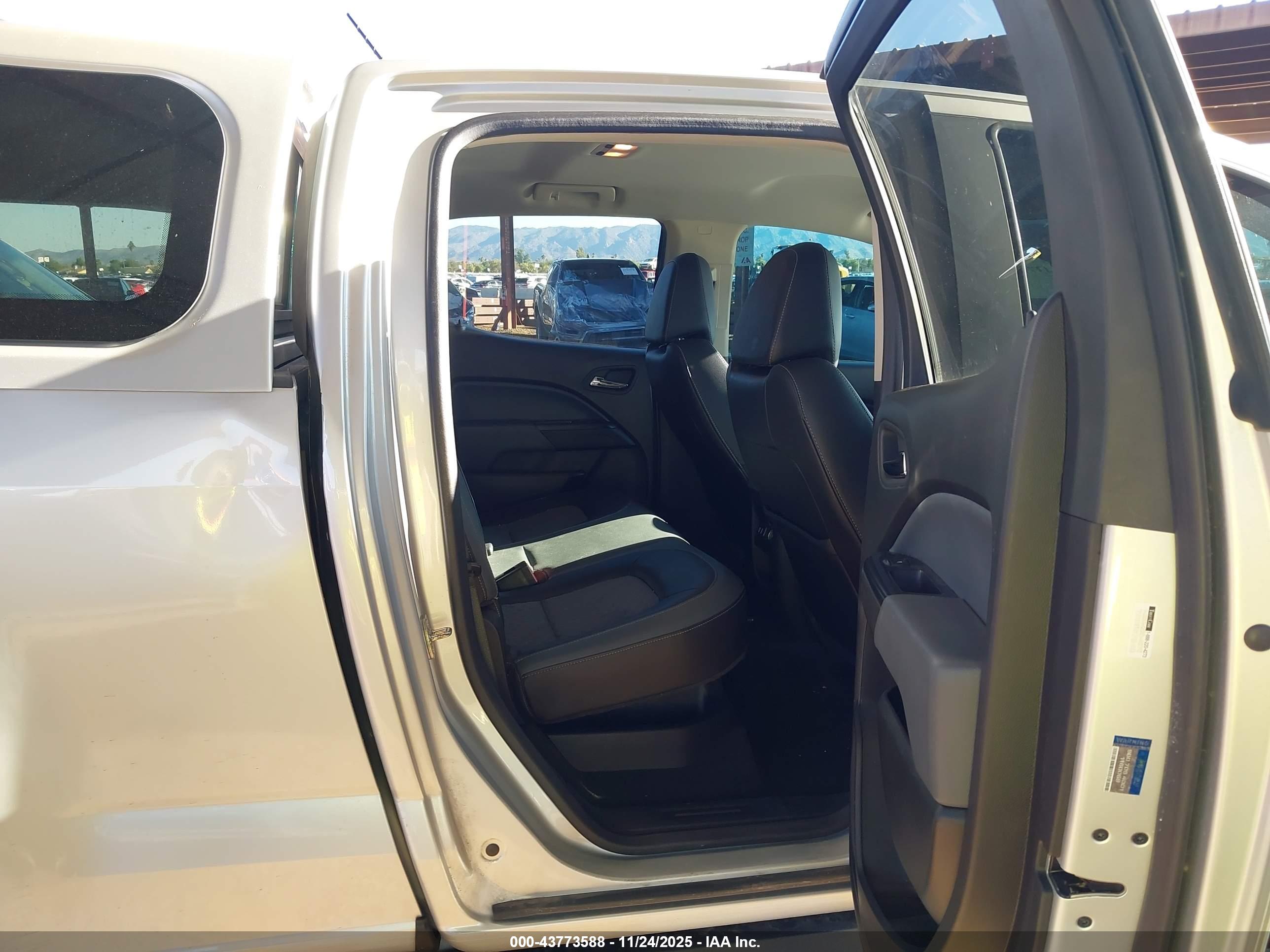 CHEVROLET COLORADO image 8