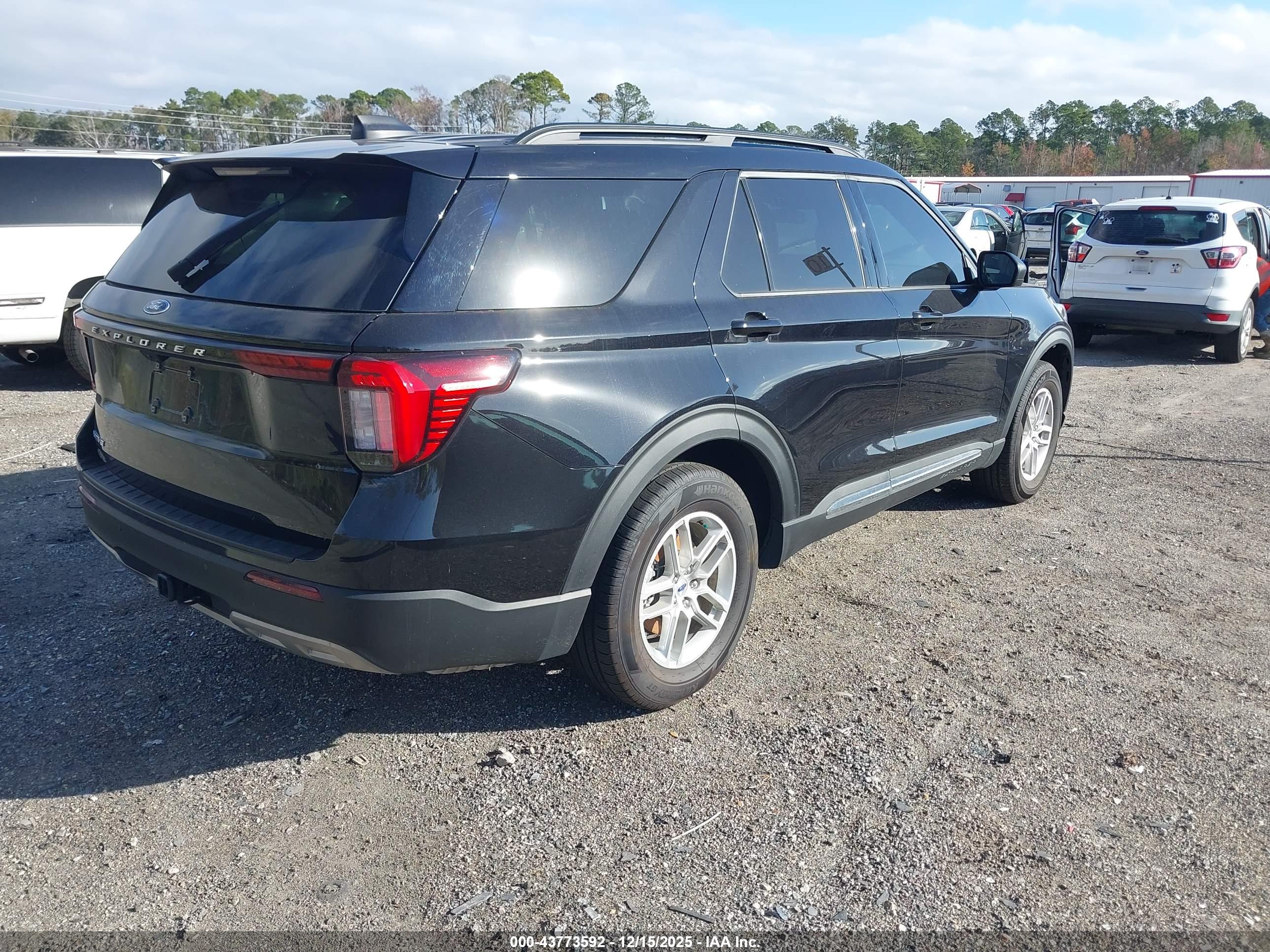 FORD EXPLORER image 4