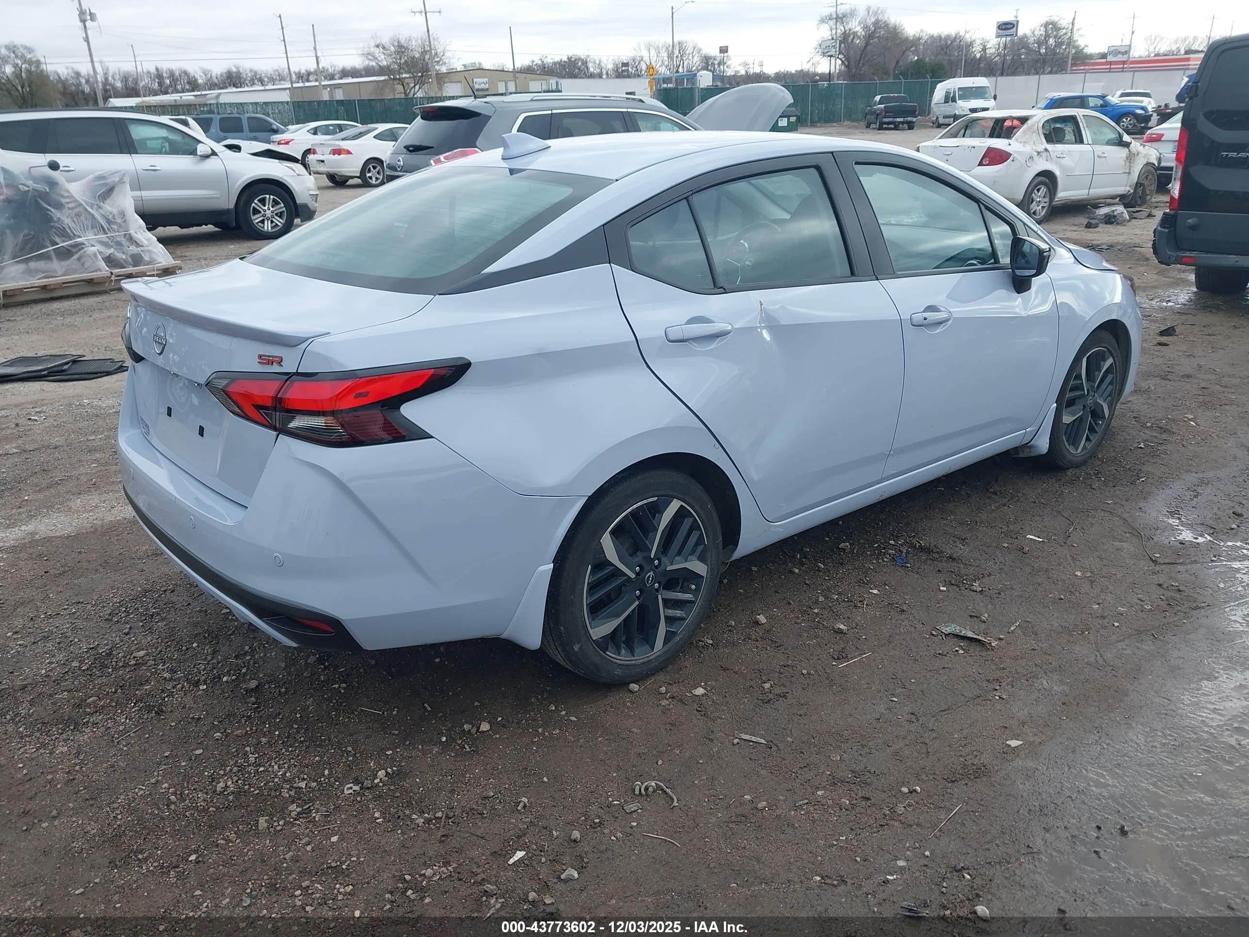 NISSAN VERSA image 4