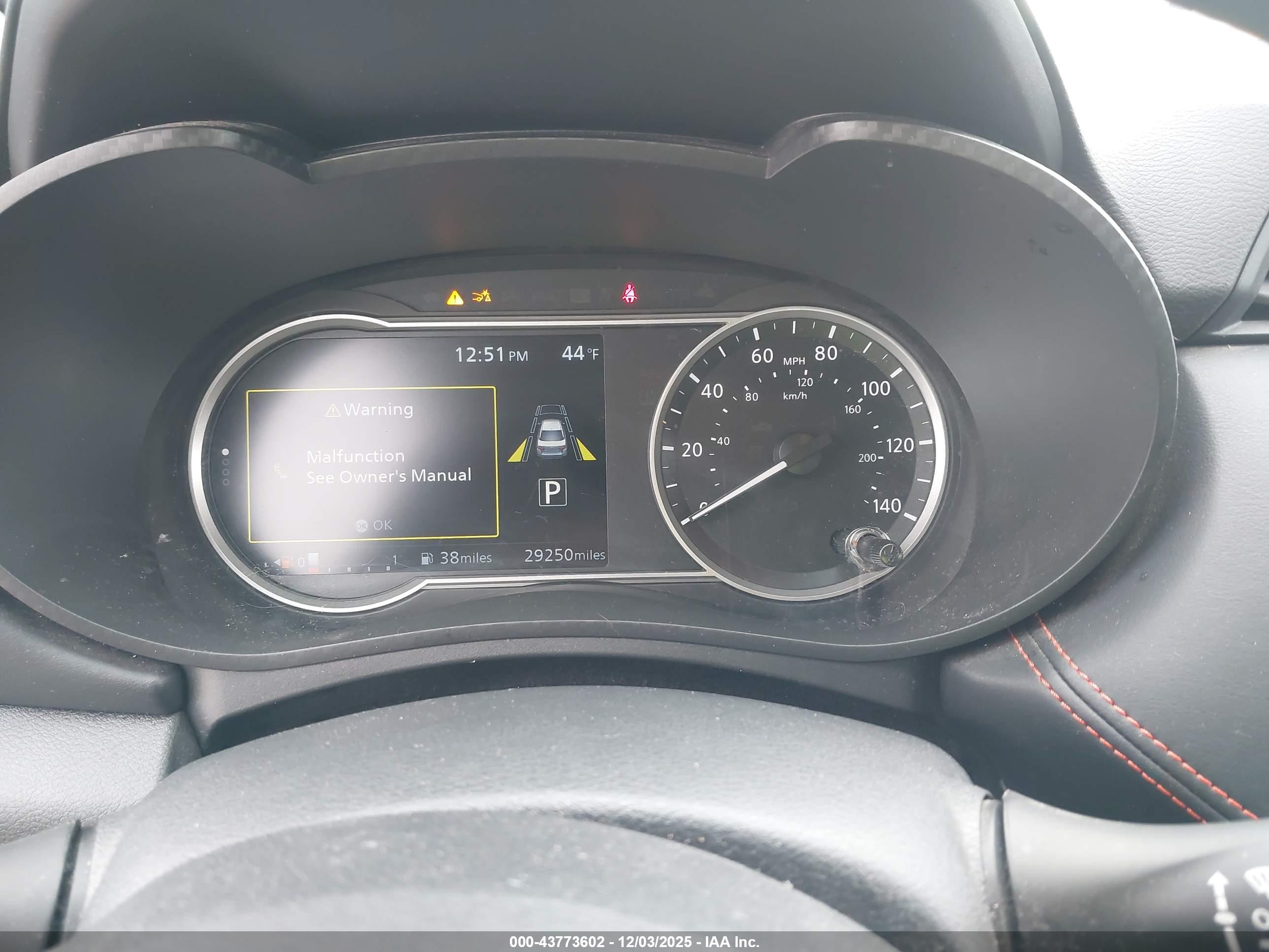 NISSAN VERSA image 7