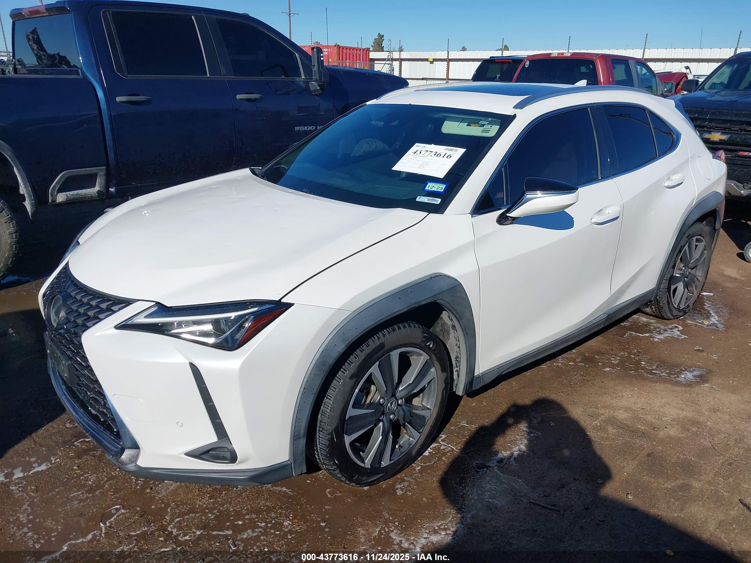 LEXUS UX image 2