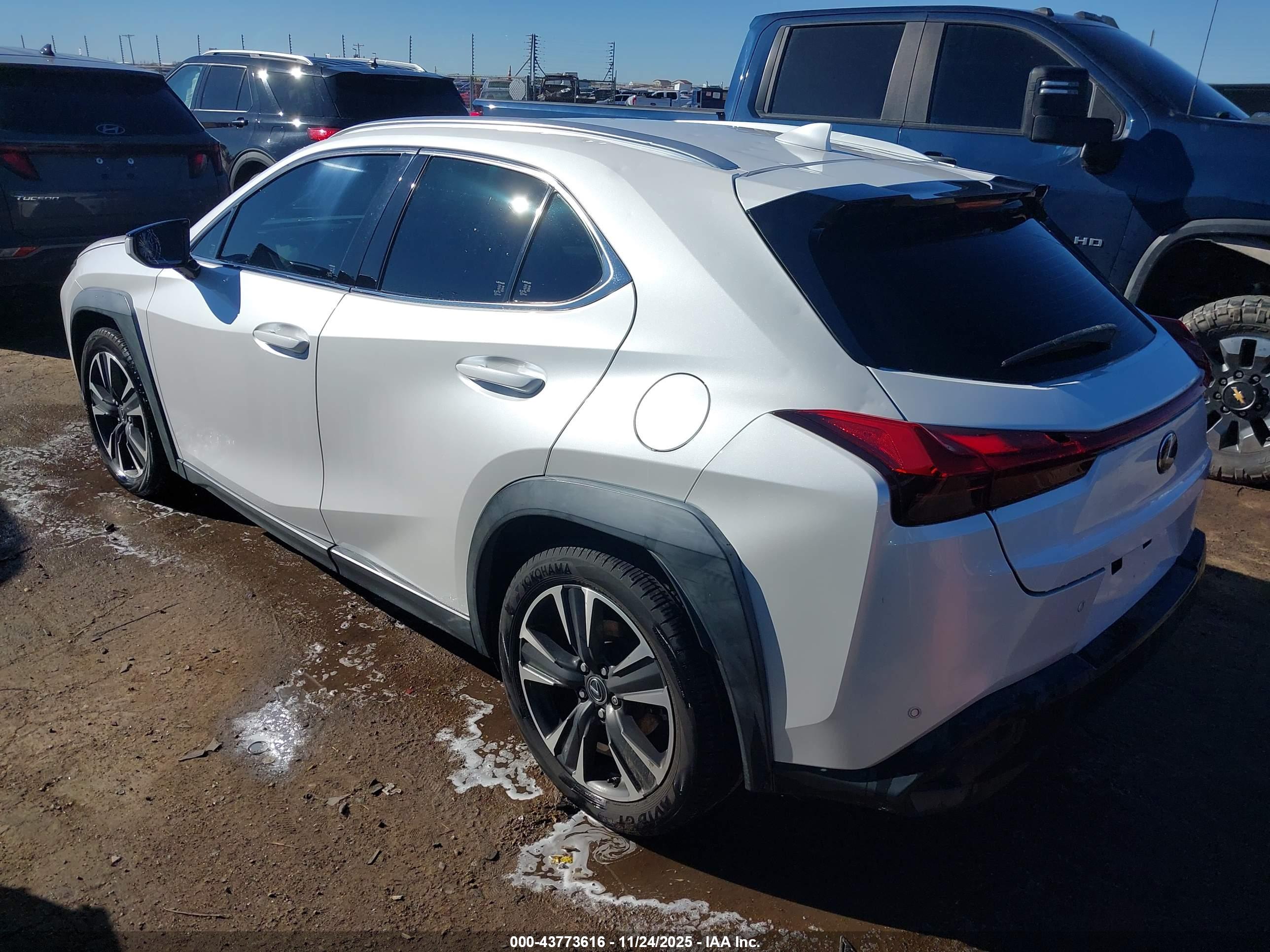 LEXUS UX image 3