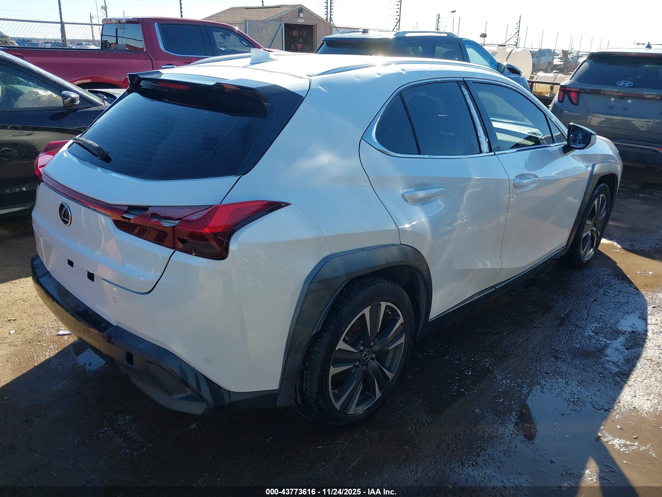 LEXUS UX image 4