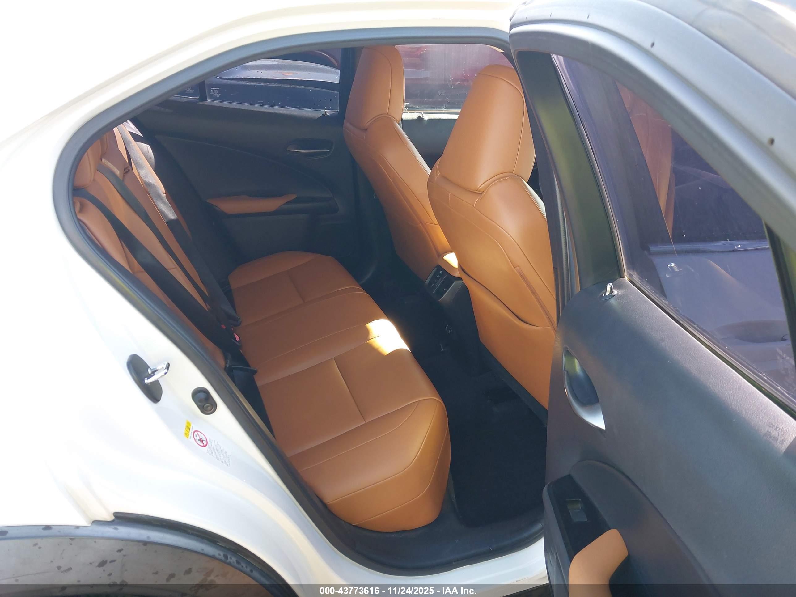 LEXUS UX image 8
