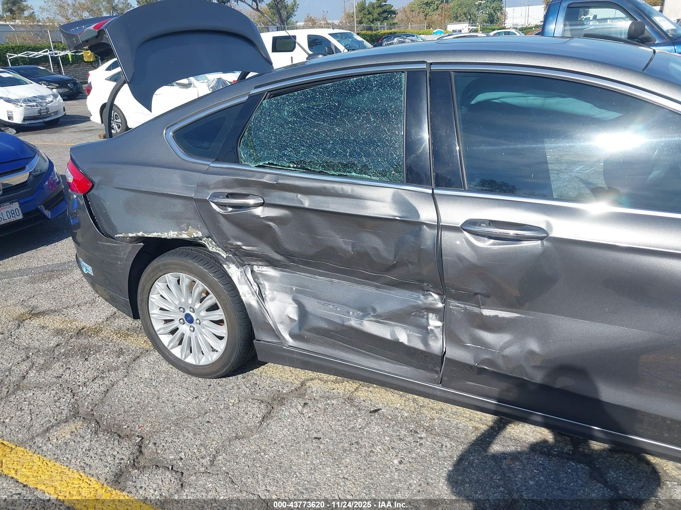 FORD FUSION image 6