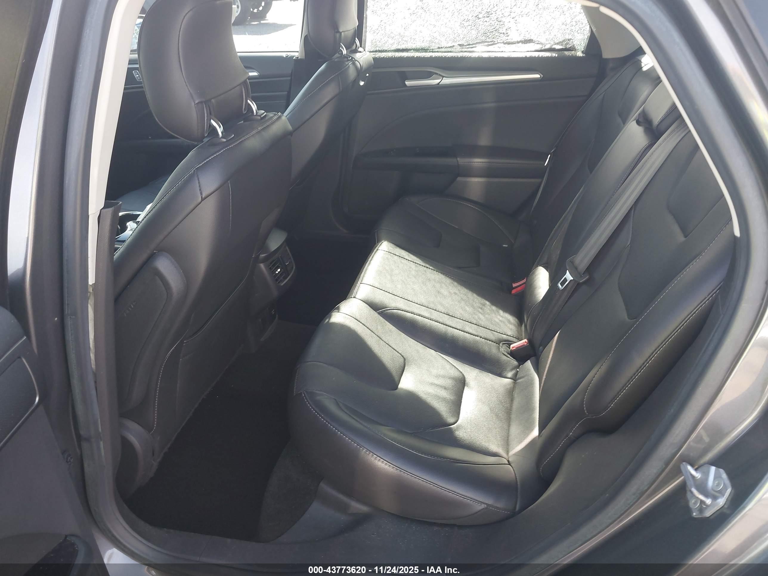 FORD FUSION image 8