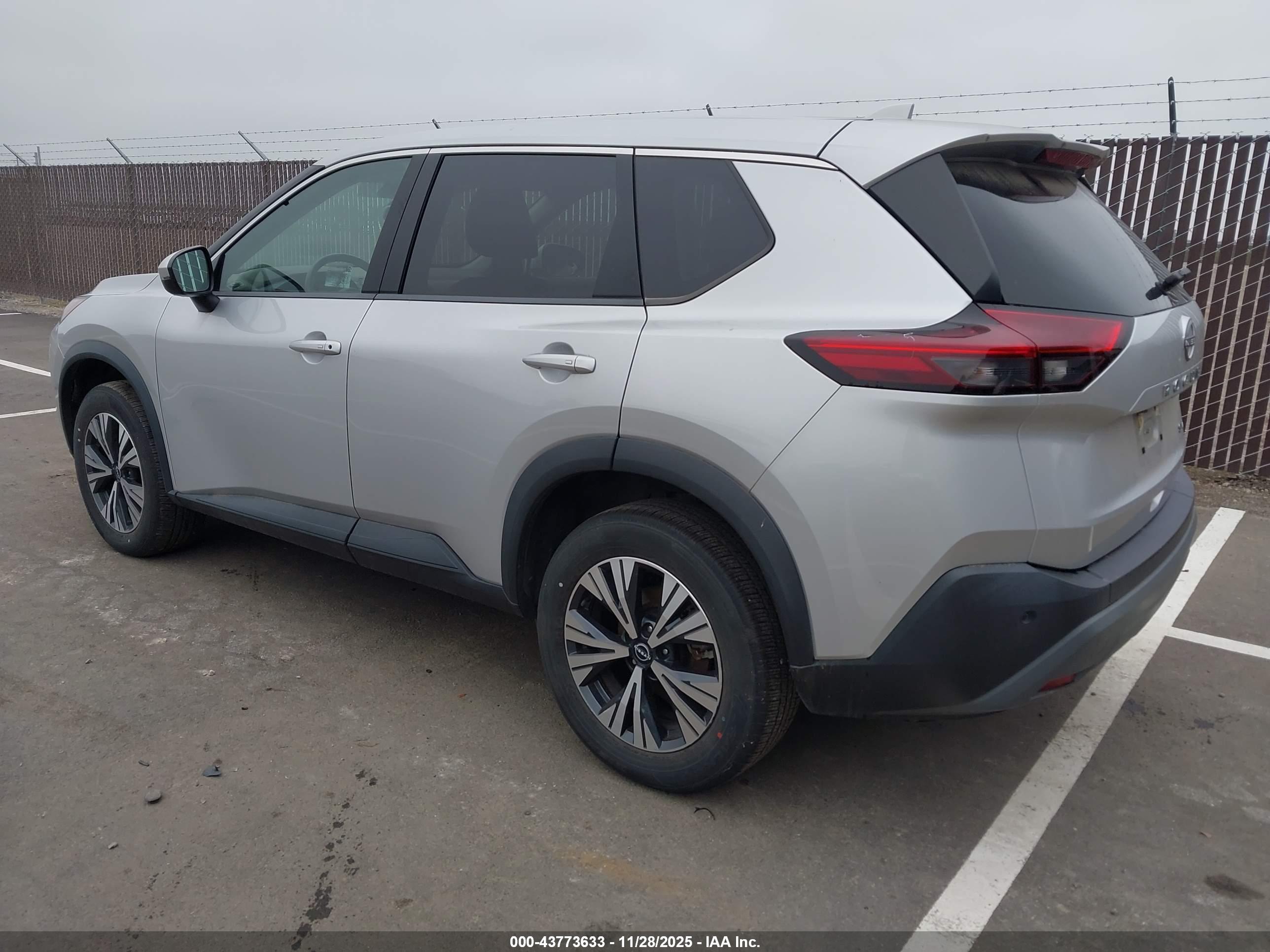 NISSAN ROGUE image 3