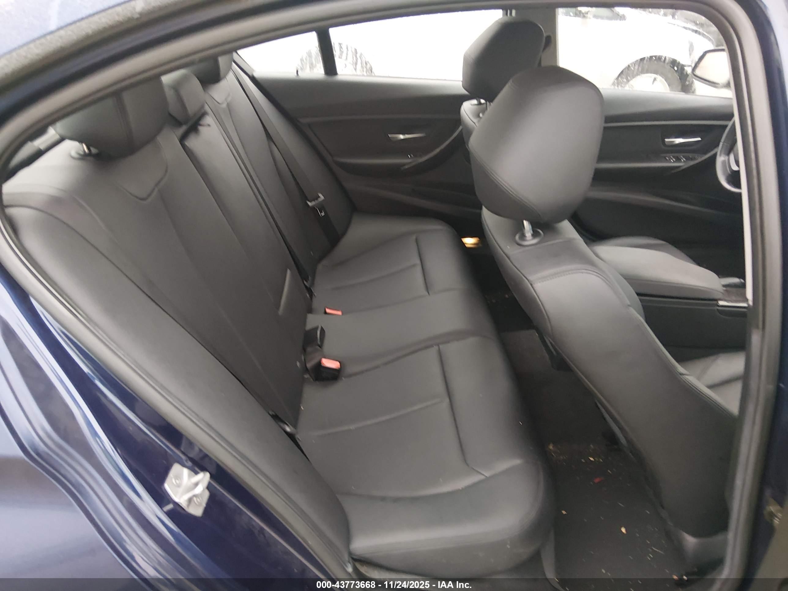 BMW 320I image 8
