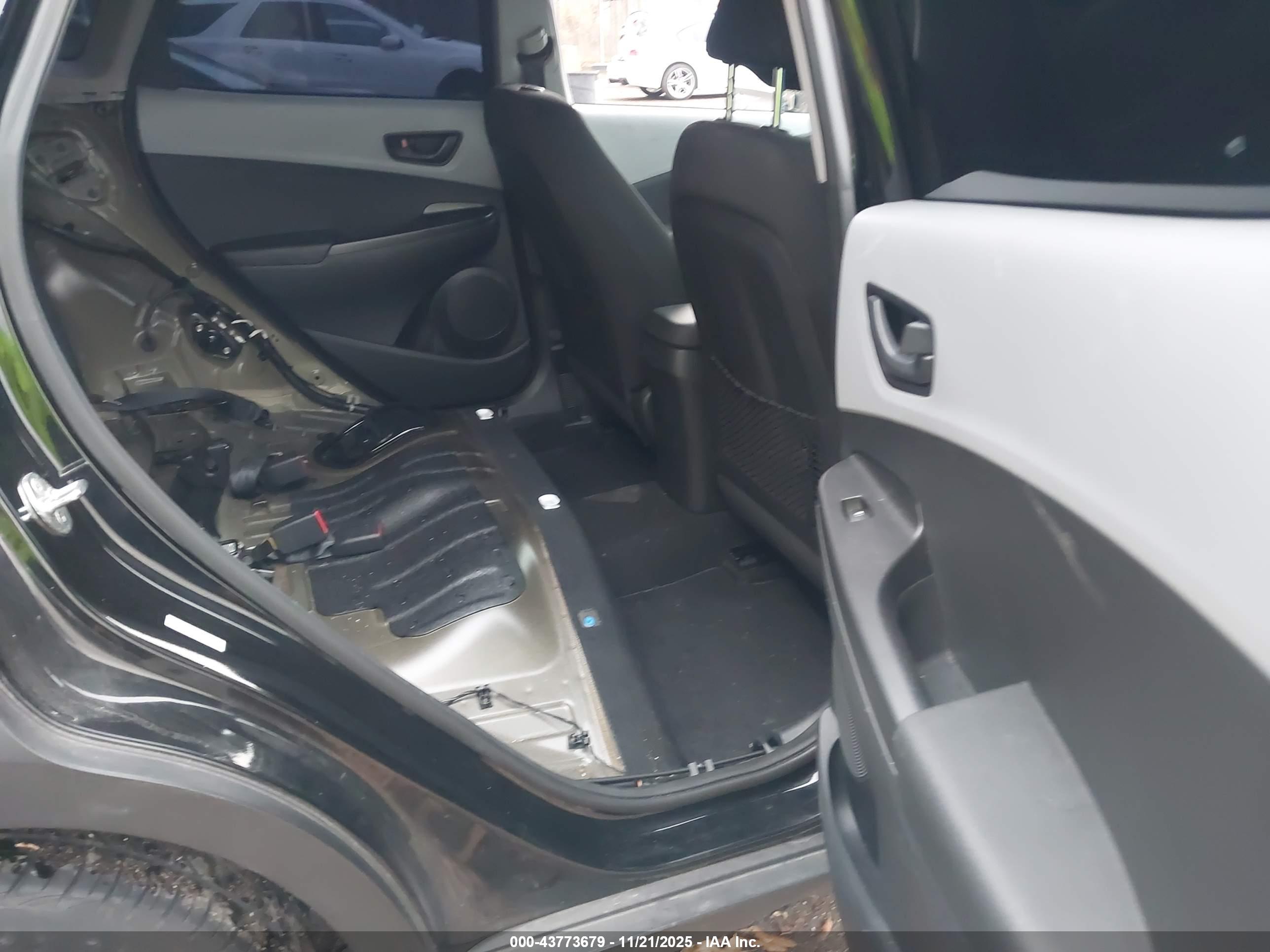 HYUNDAI KONA image 8