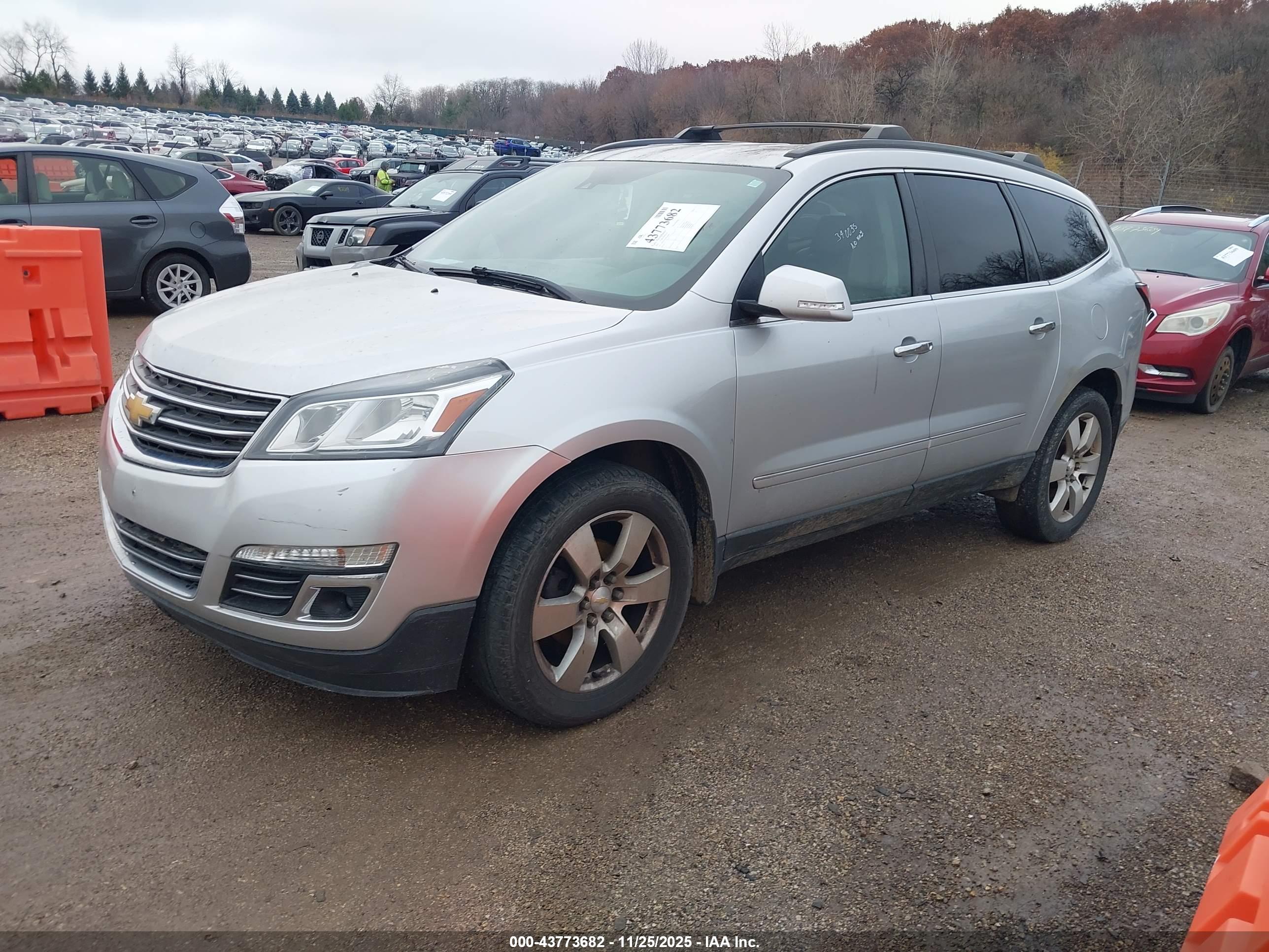 CHEVROLET TRAVERSE image 2
