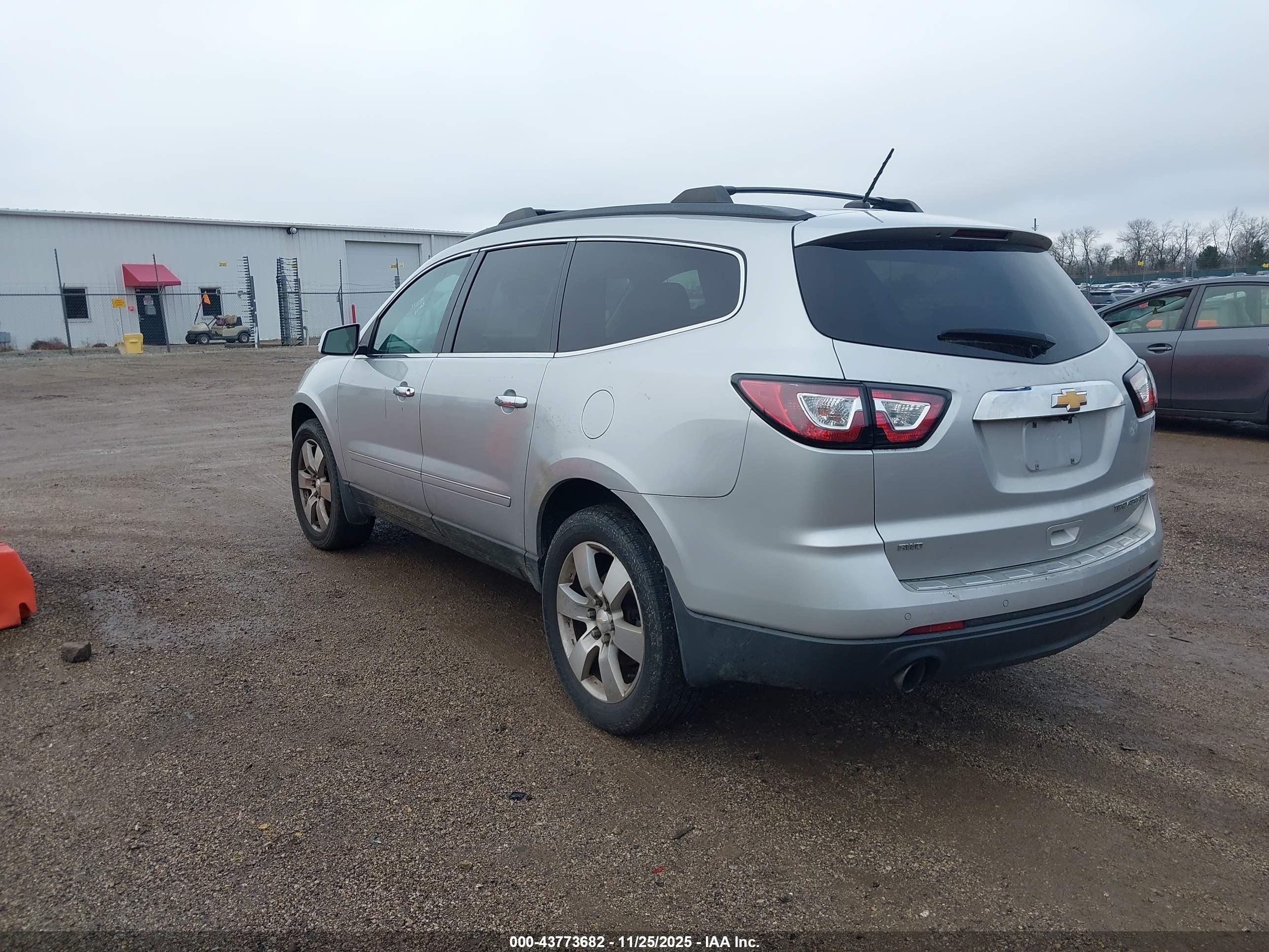 CHEVROLET TRAVERSE image 3