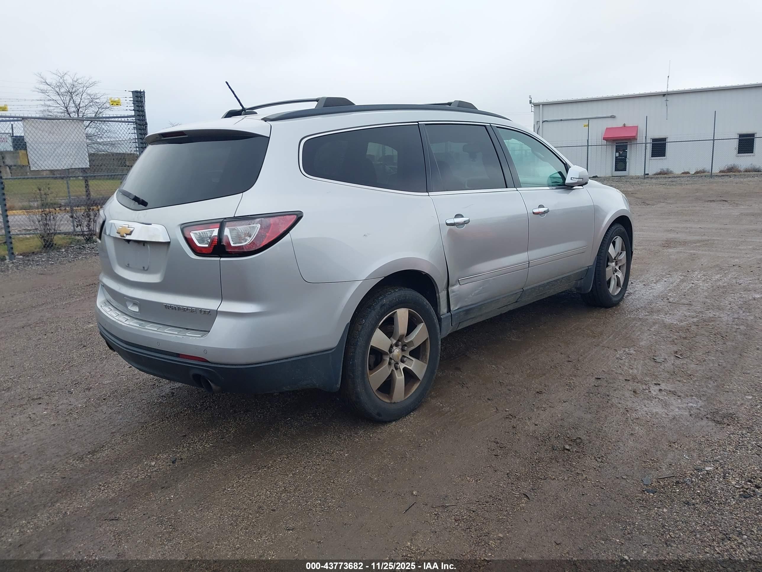 CHEVROLET TRAVERSE image 4