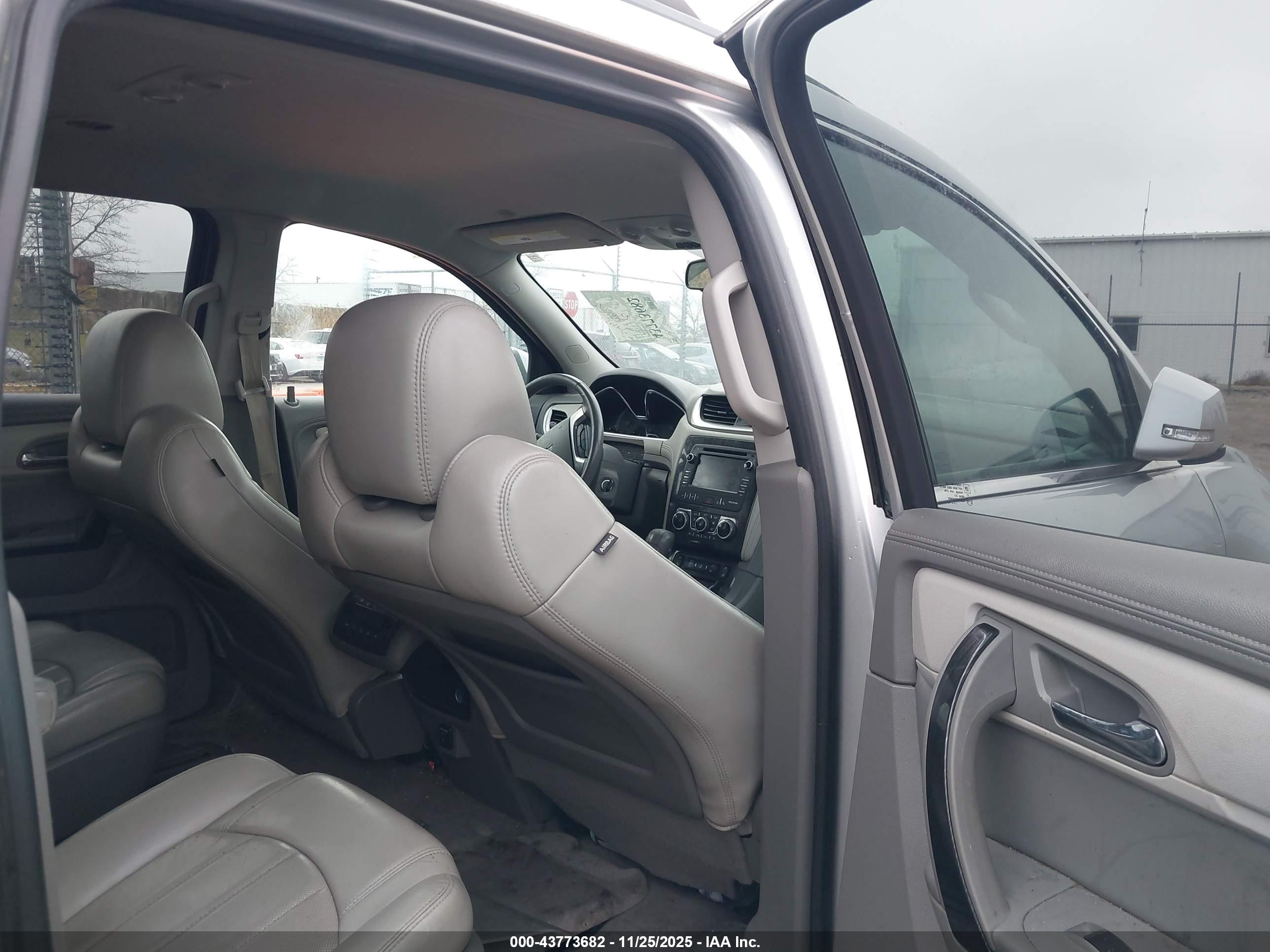 CHEVROLET TRAVERSE image 8