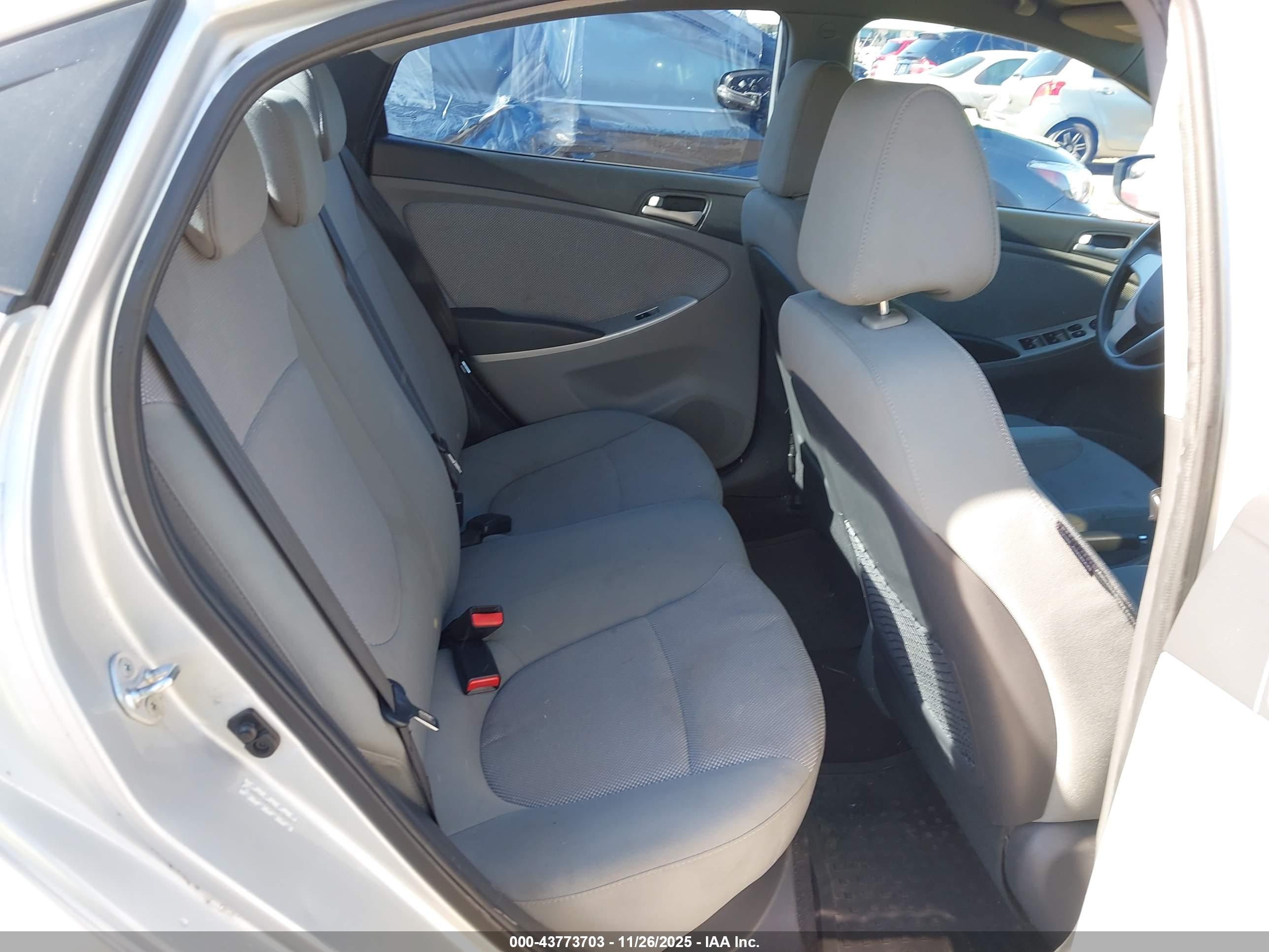HYUNDAI ACCENT image 8