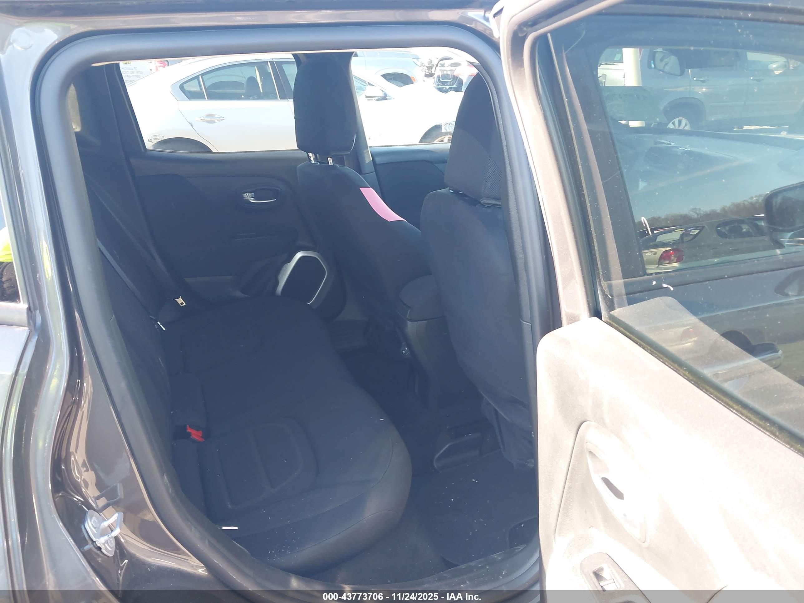 JEEP RENEGADE image 8
