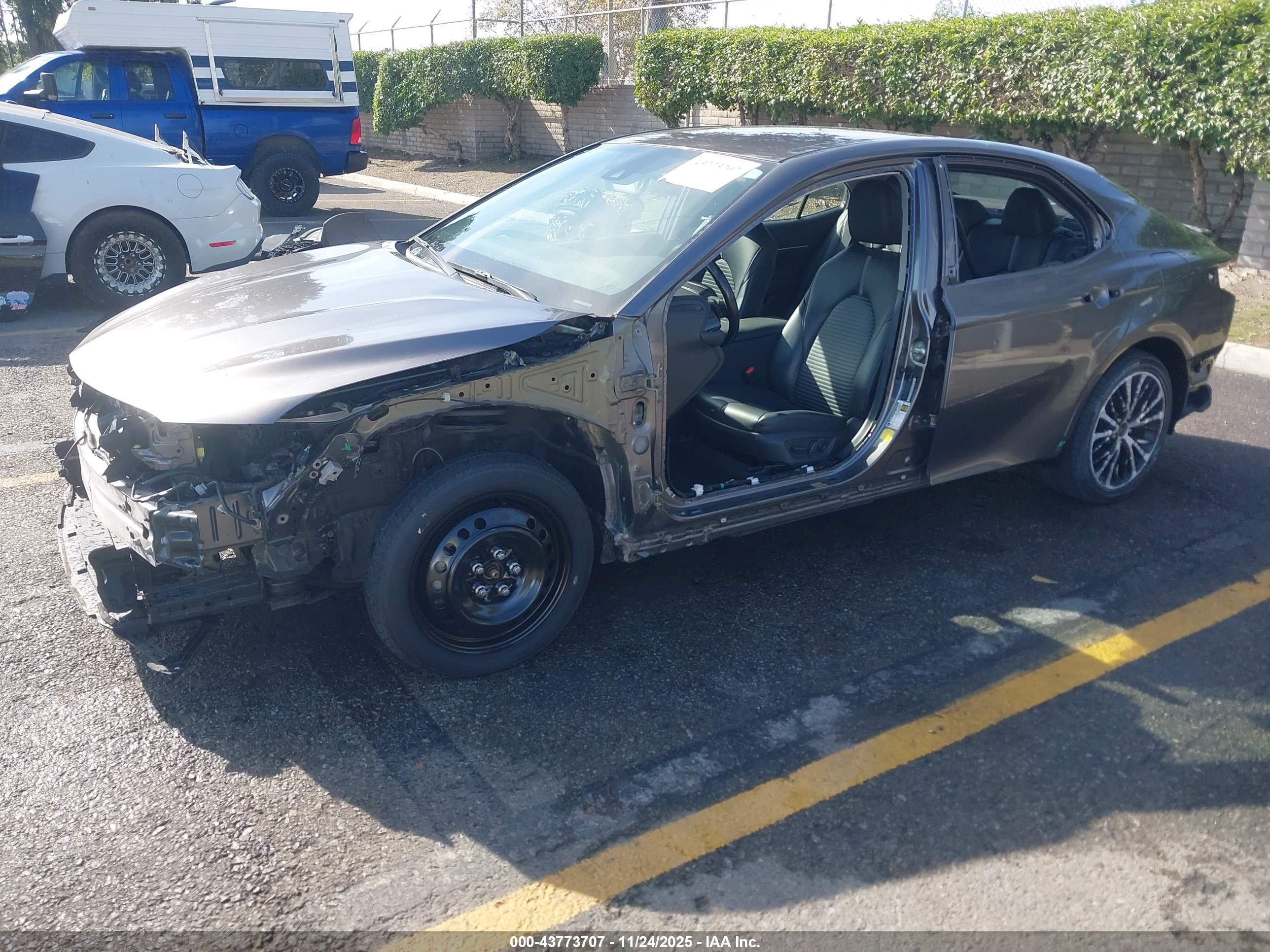 TOYOTA CAMRY image 2