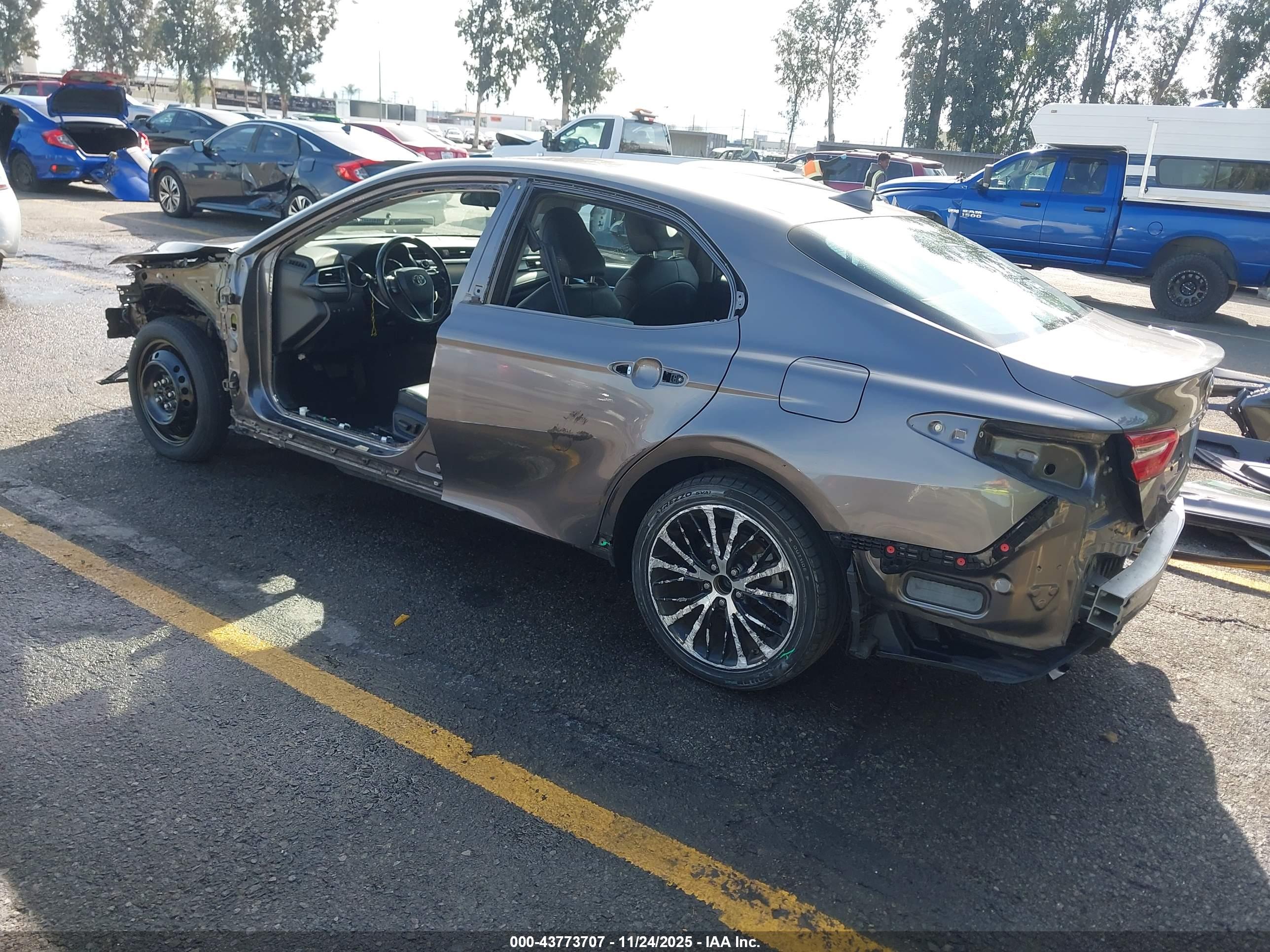 TOYOTA CAMRY image 3