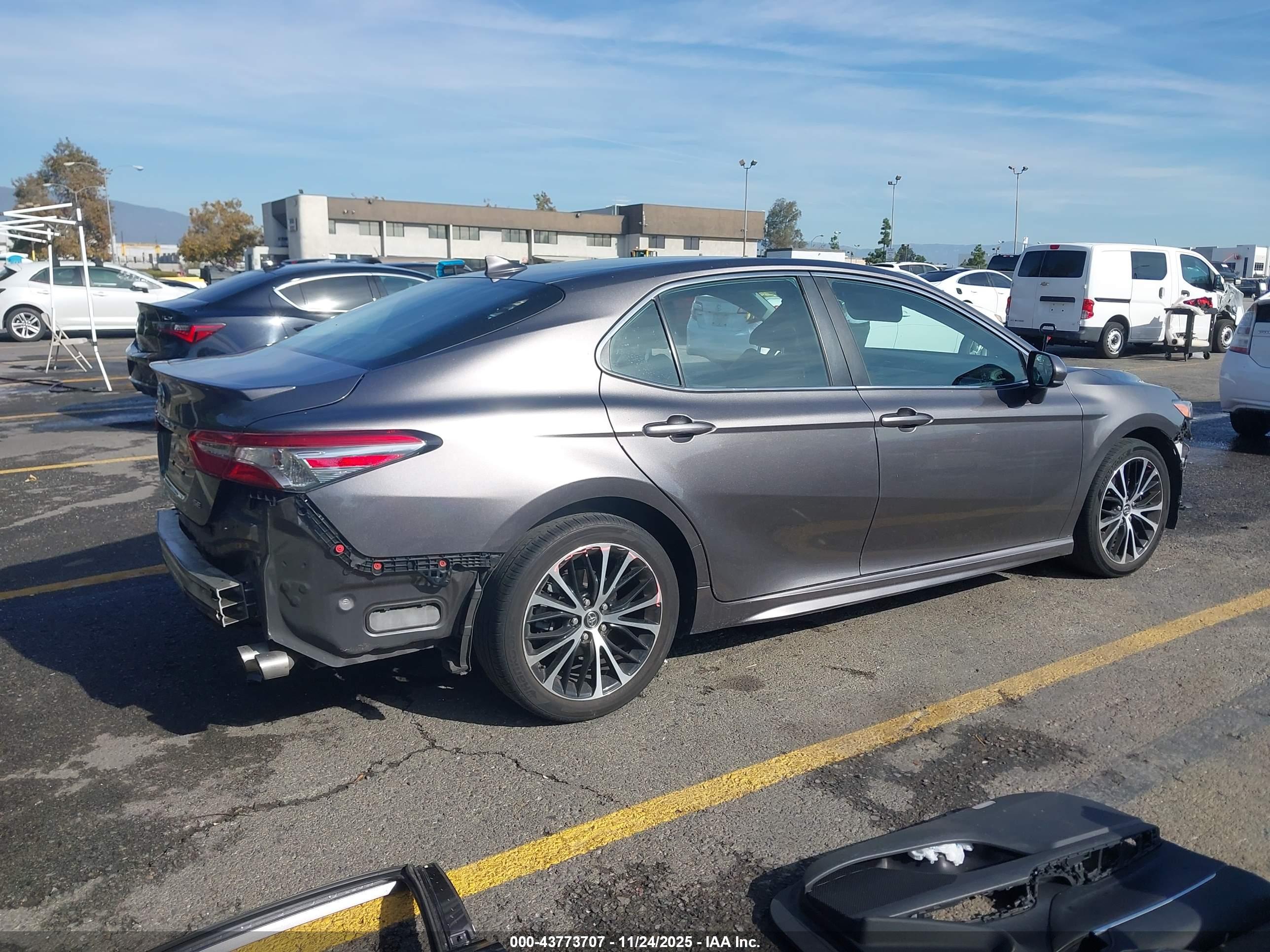 TOYOTA CAMRY image 4