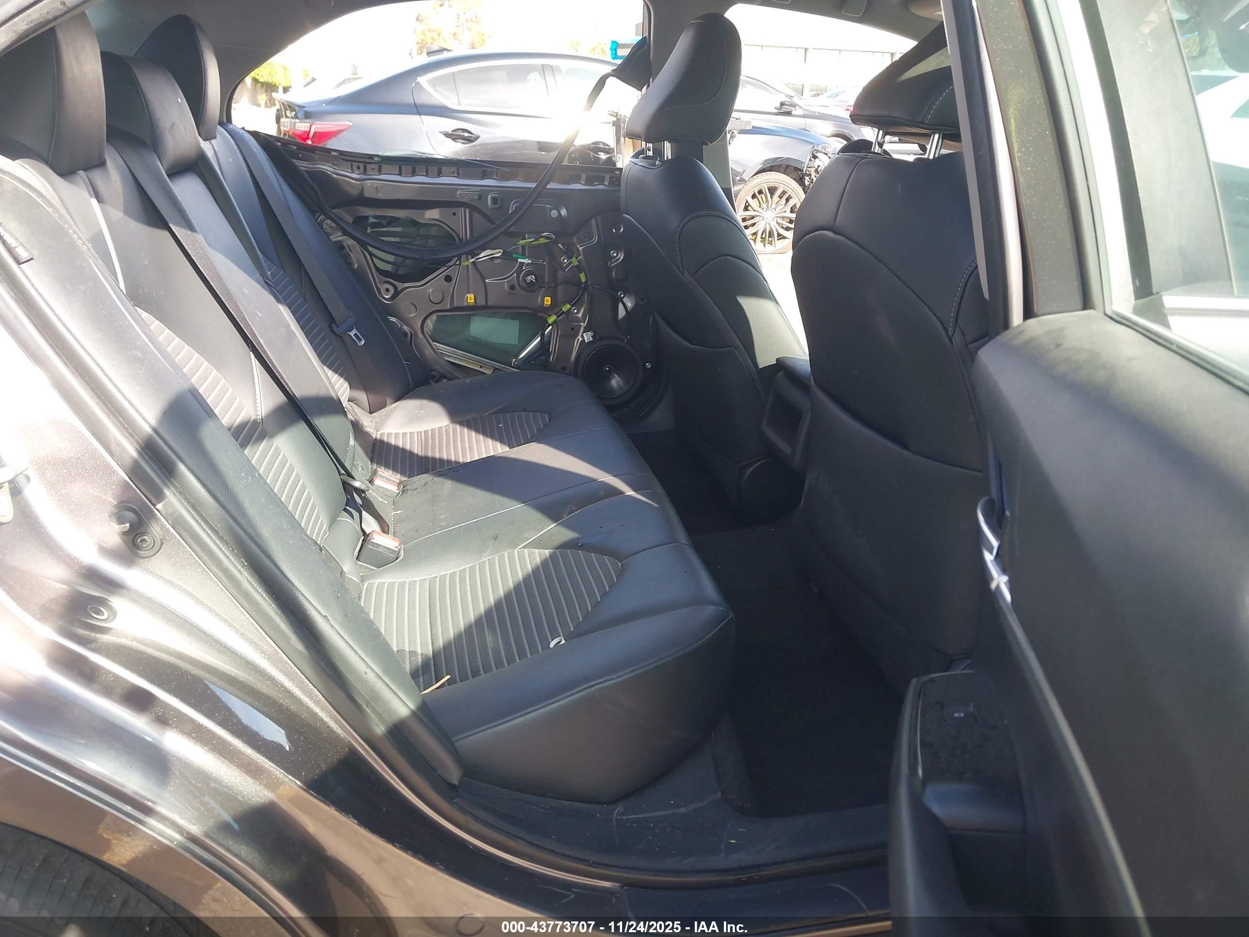 TOYOTA CAMRY image 8