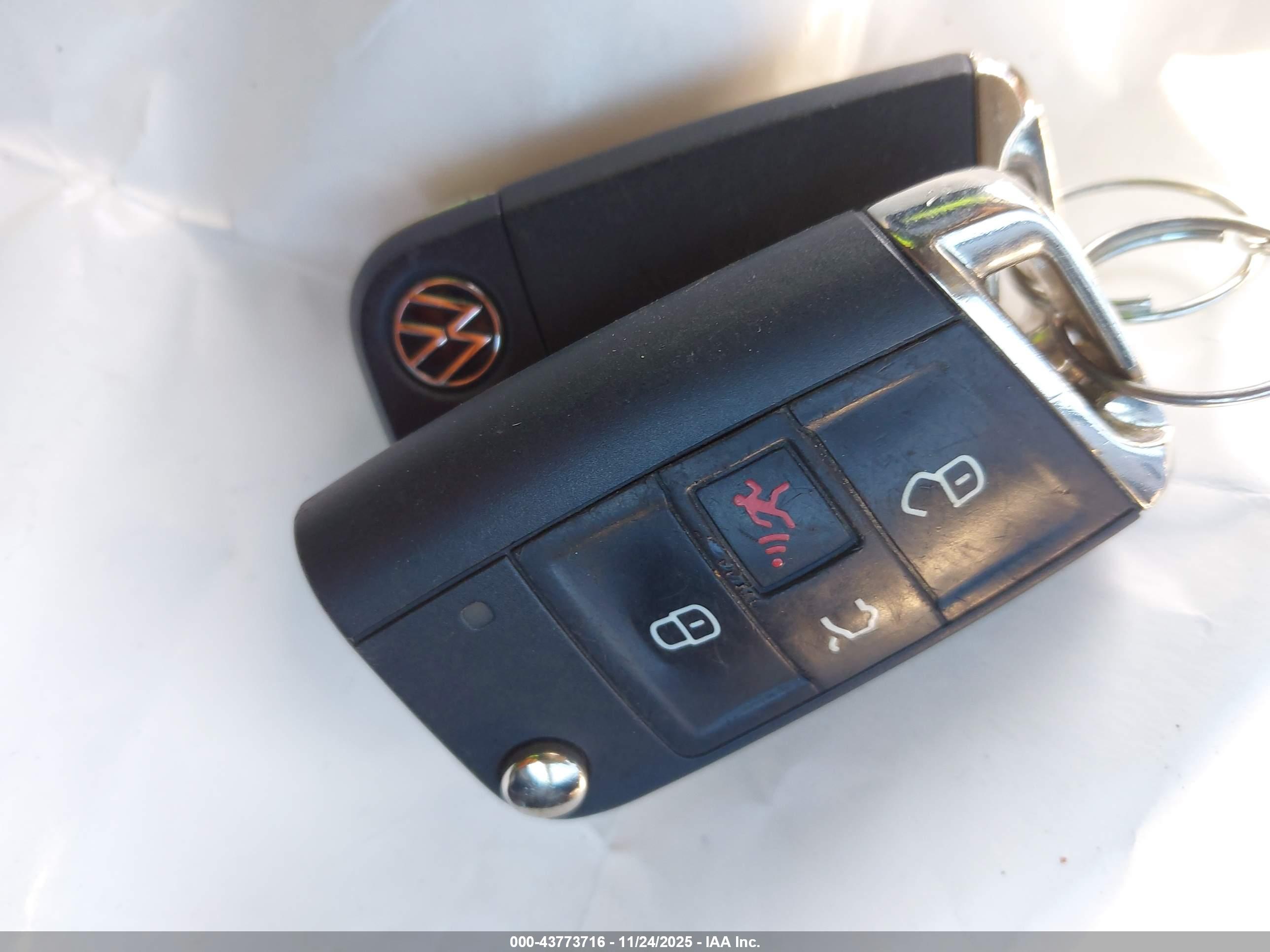 VOLKSWAGEN TIGUAN image 11