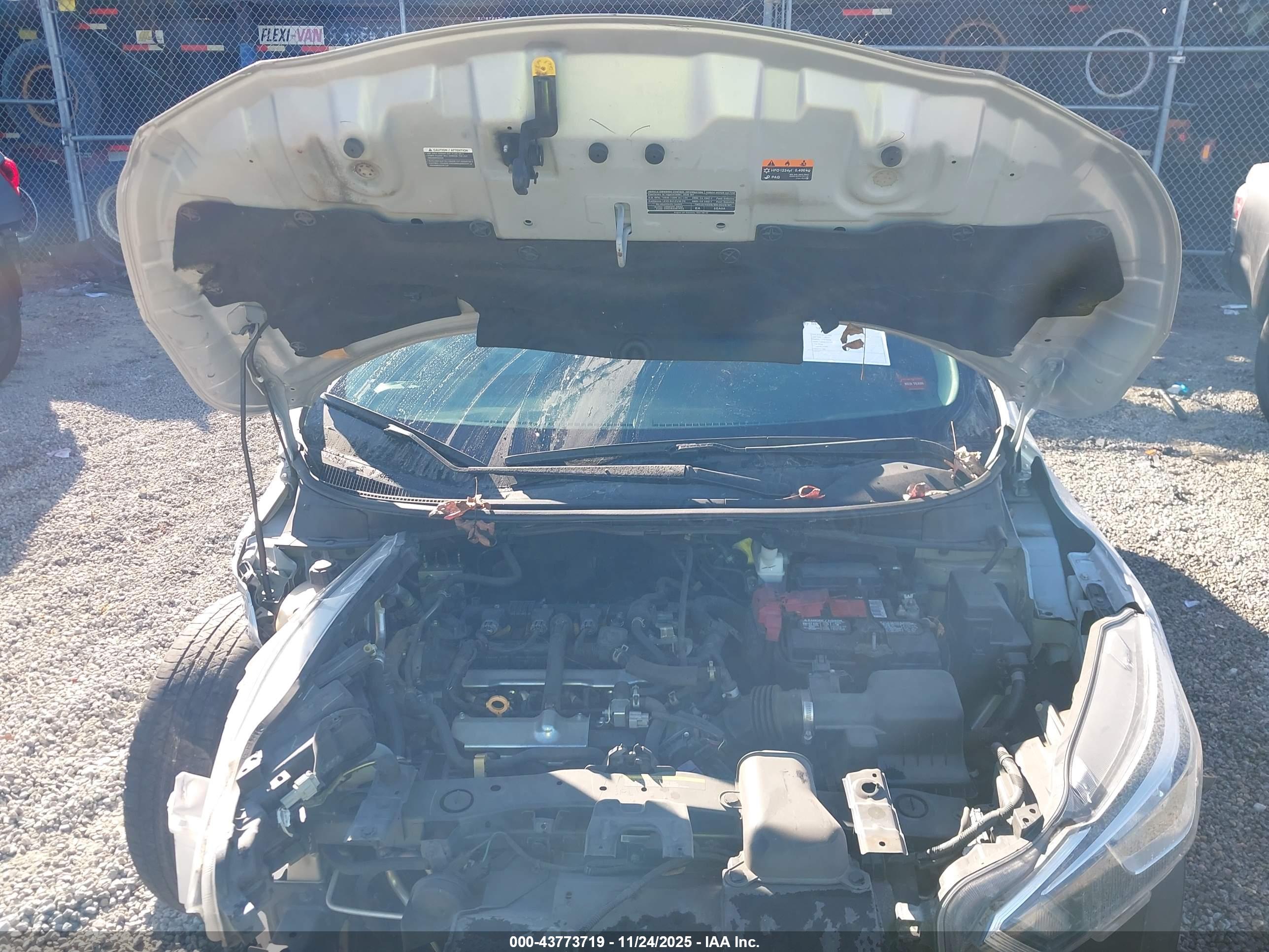 NISSAN VERSA image 10