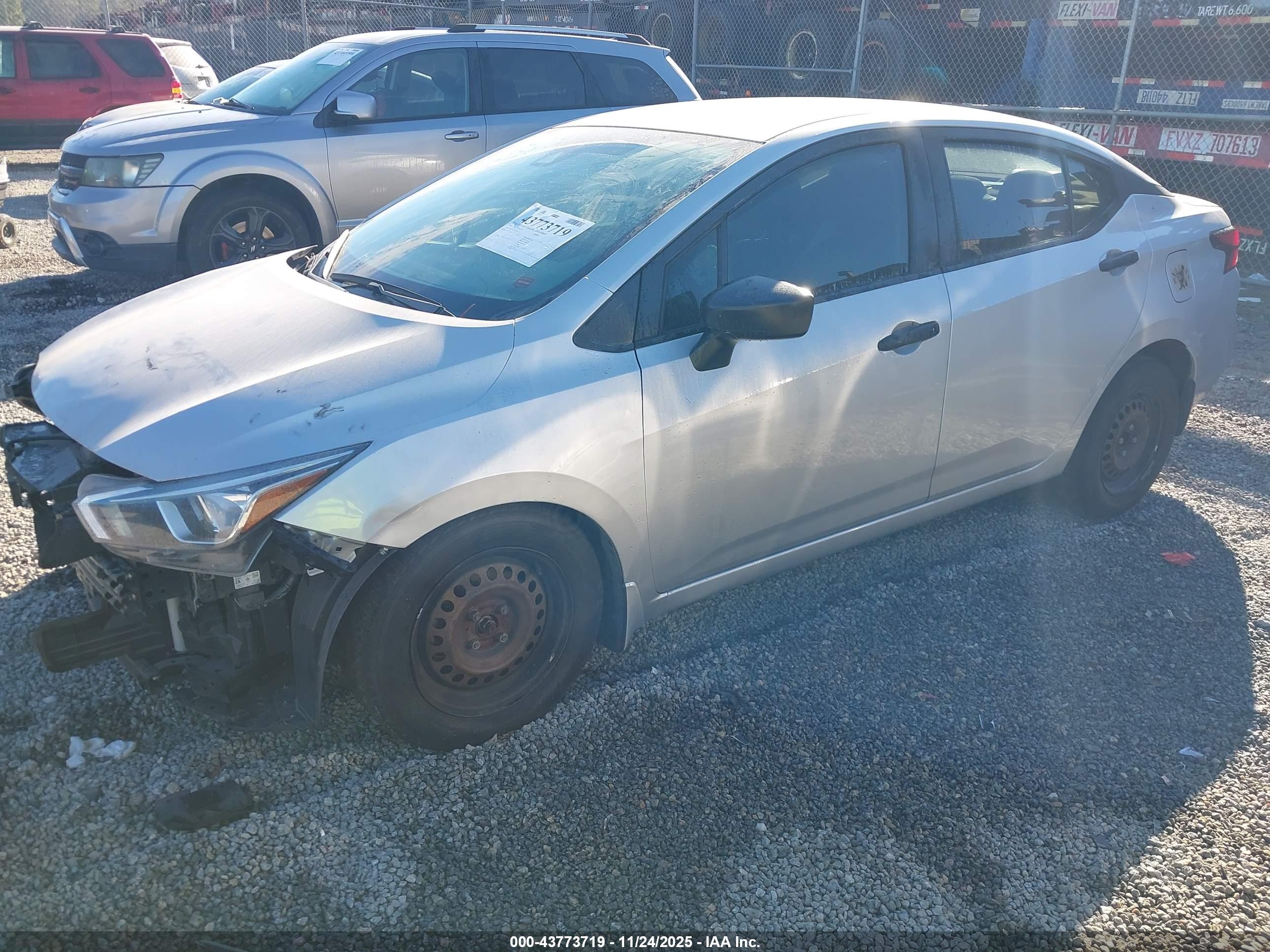NISSAN VERSA image 2