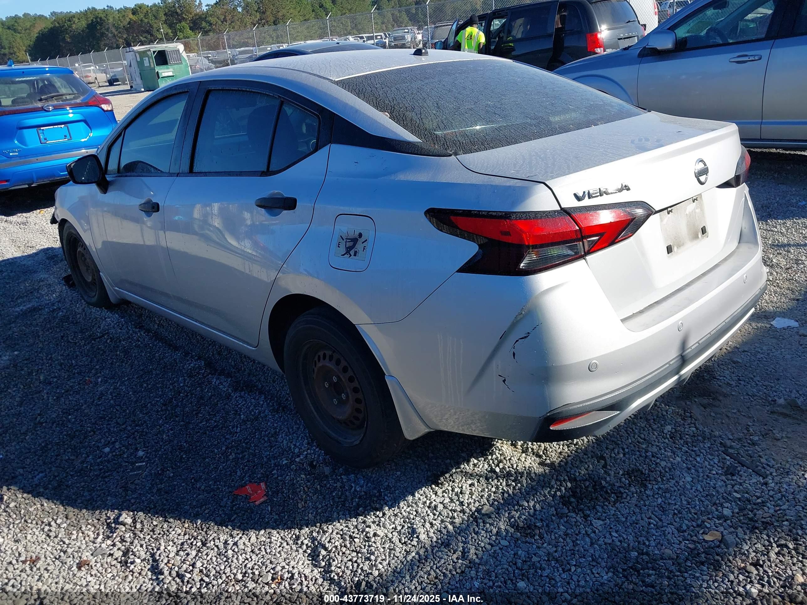 NISSAN VERSA image 3
