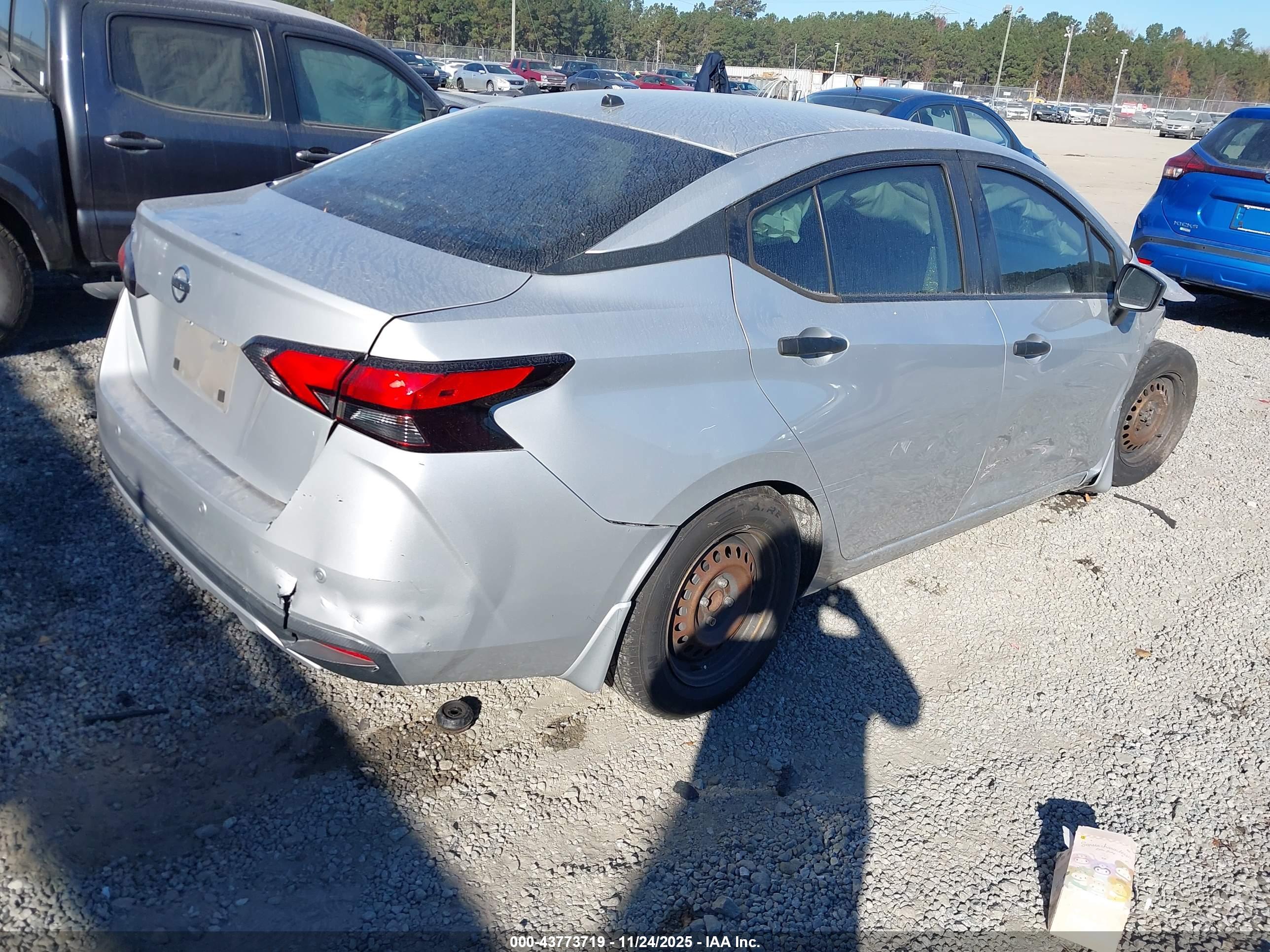 NISSAN VERSA image 4