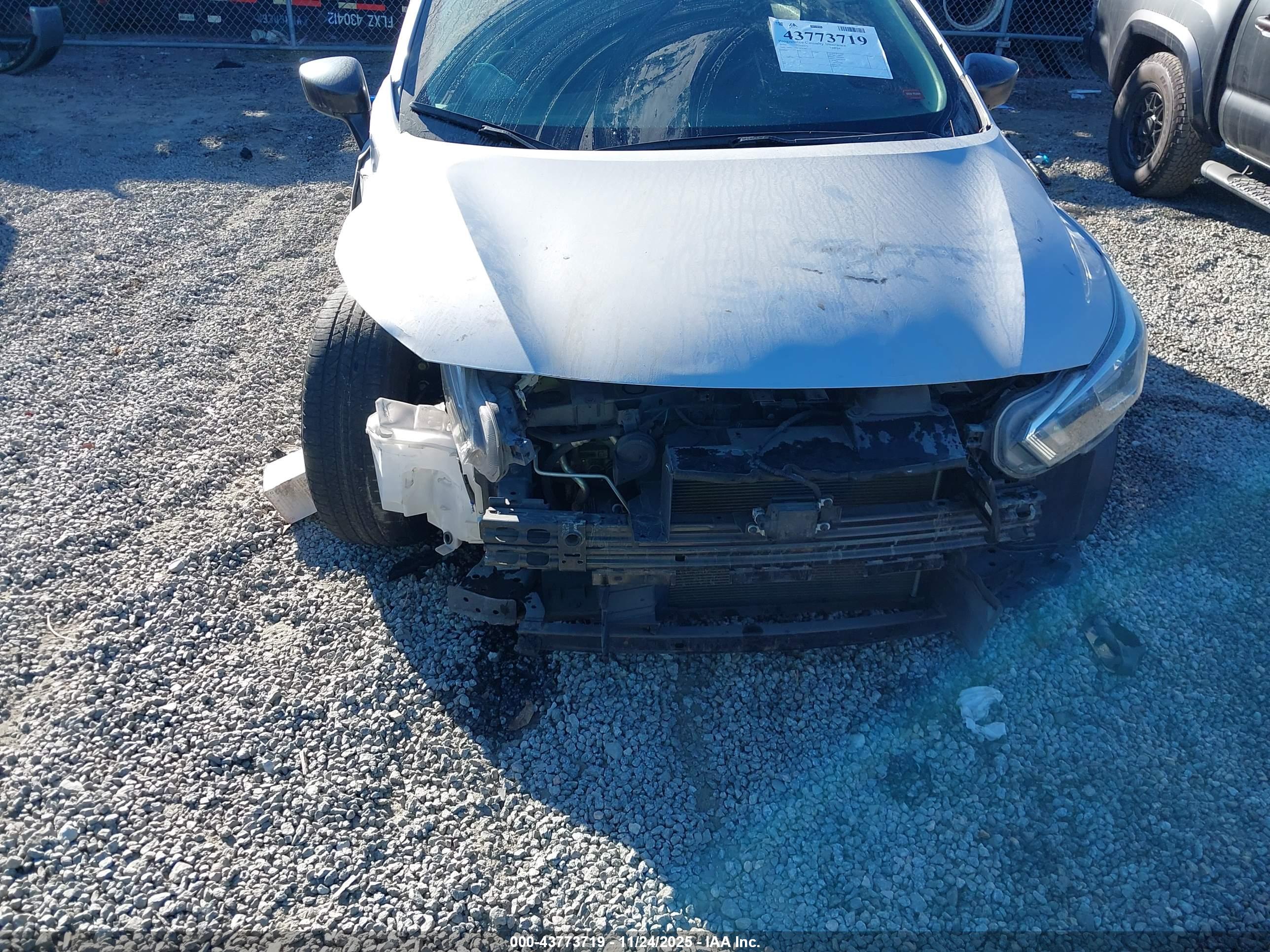 NISSAN VERSA image 6