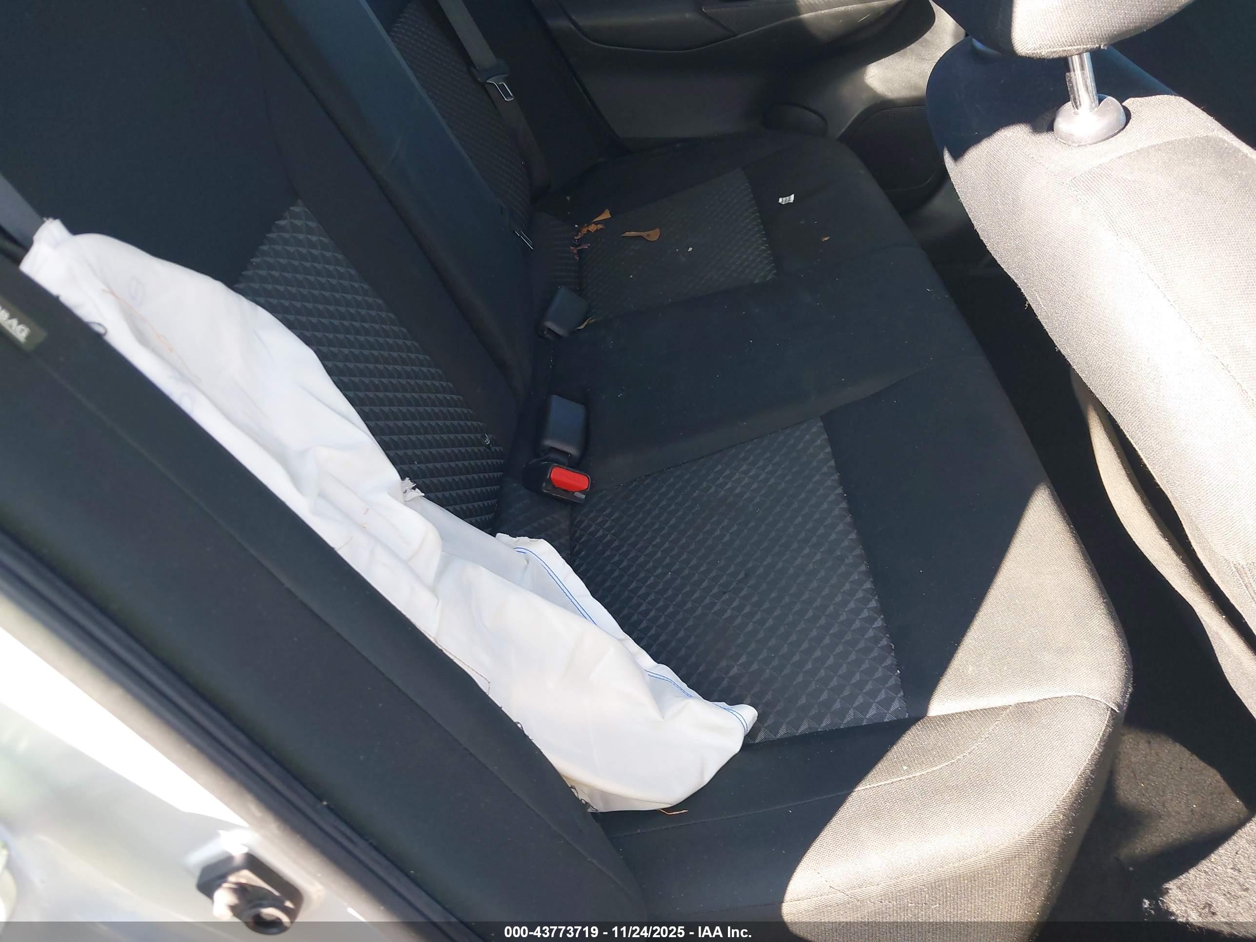 NISSAN VERSA image 8