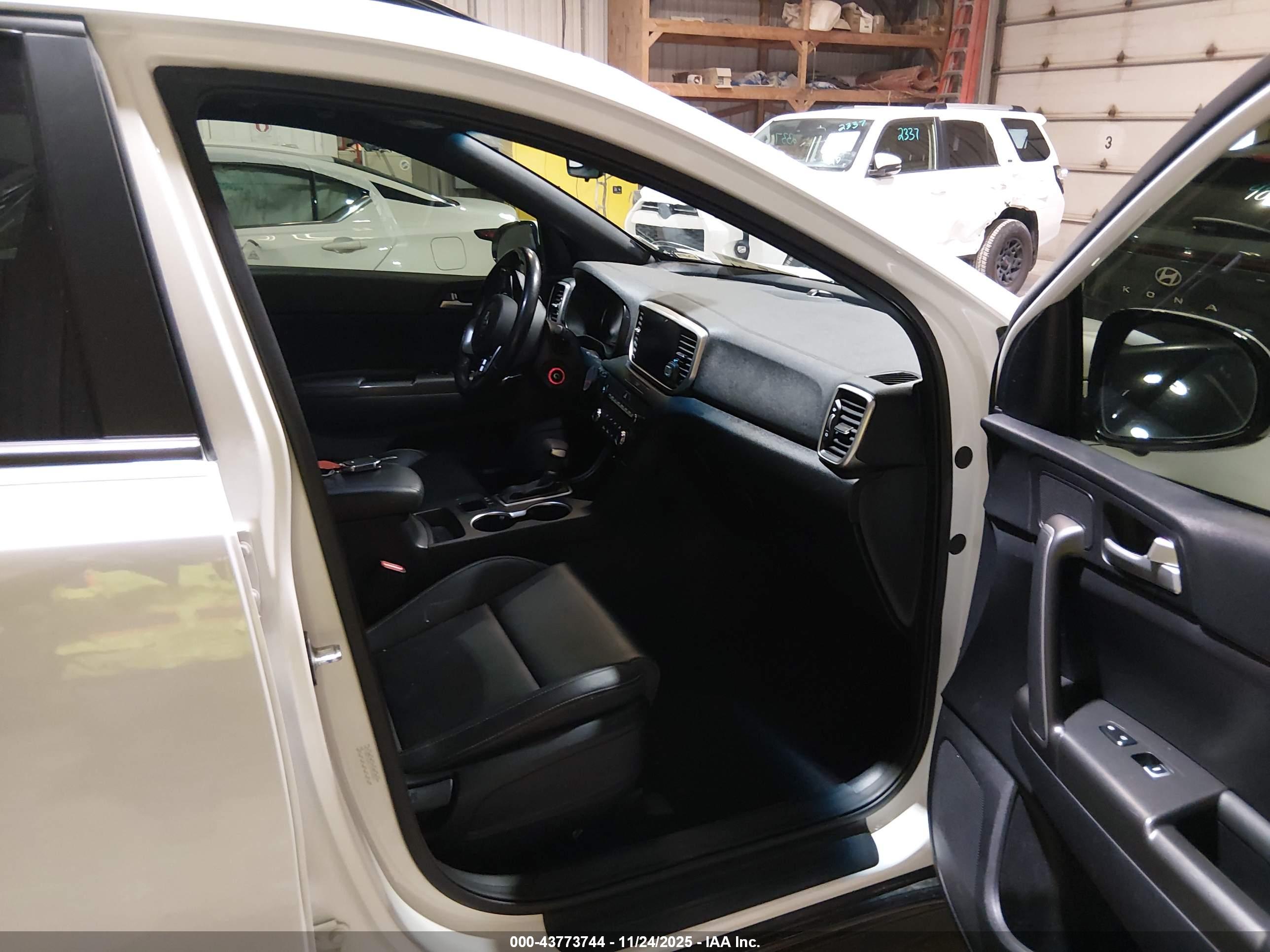 KIA SPORTAGE image 5