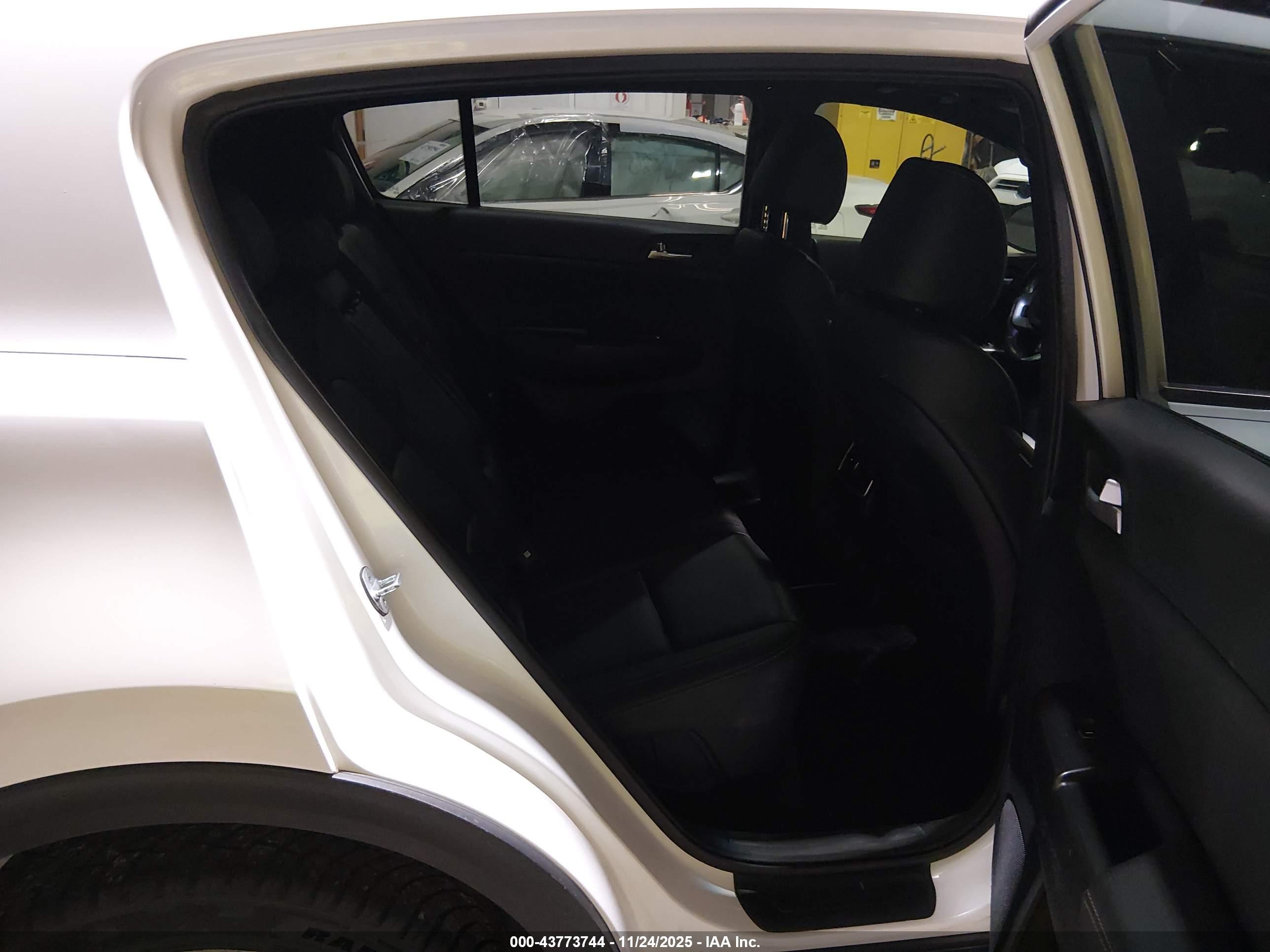 KIA SPORTAGE image 8