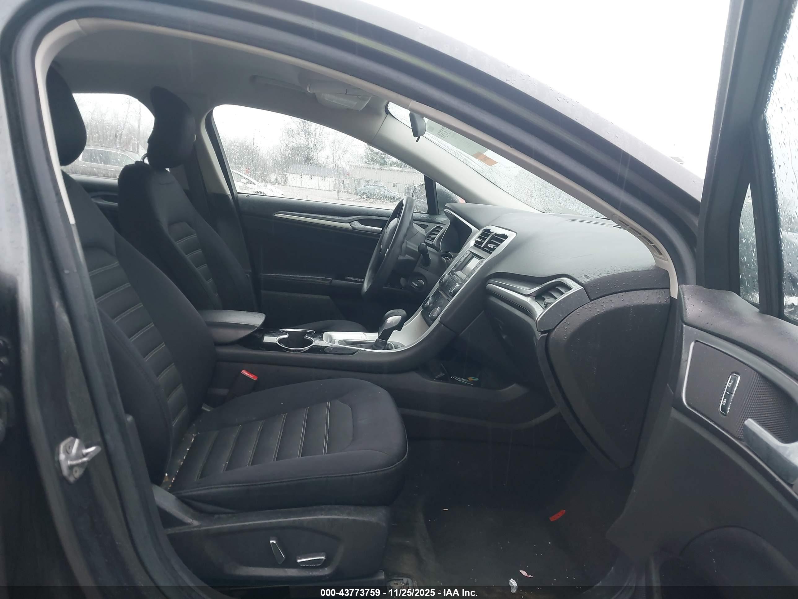 FORD FUSION image 5