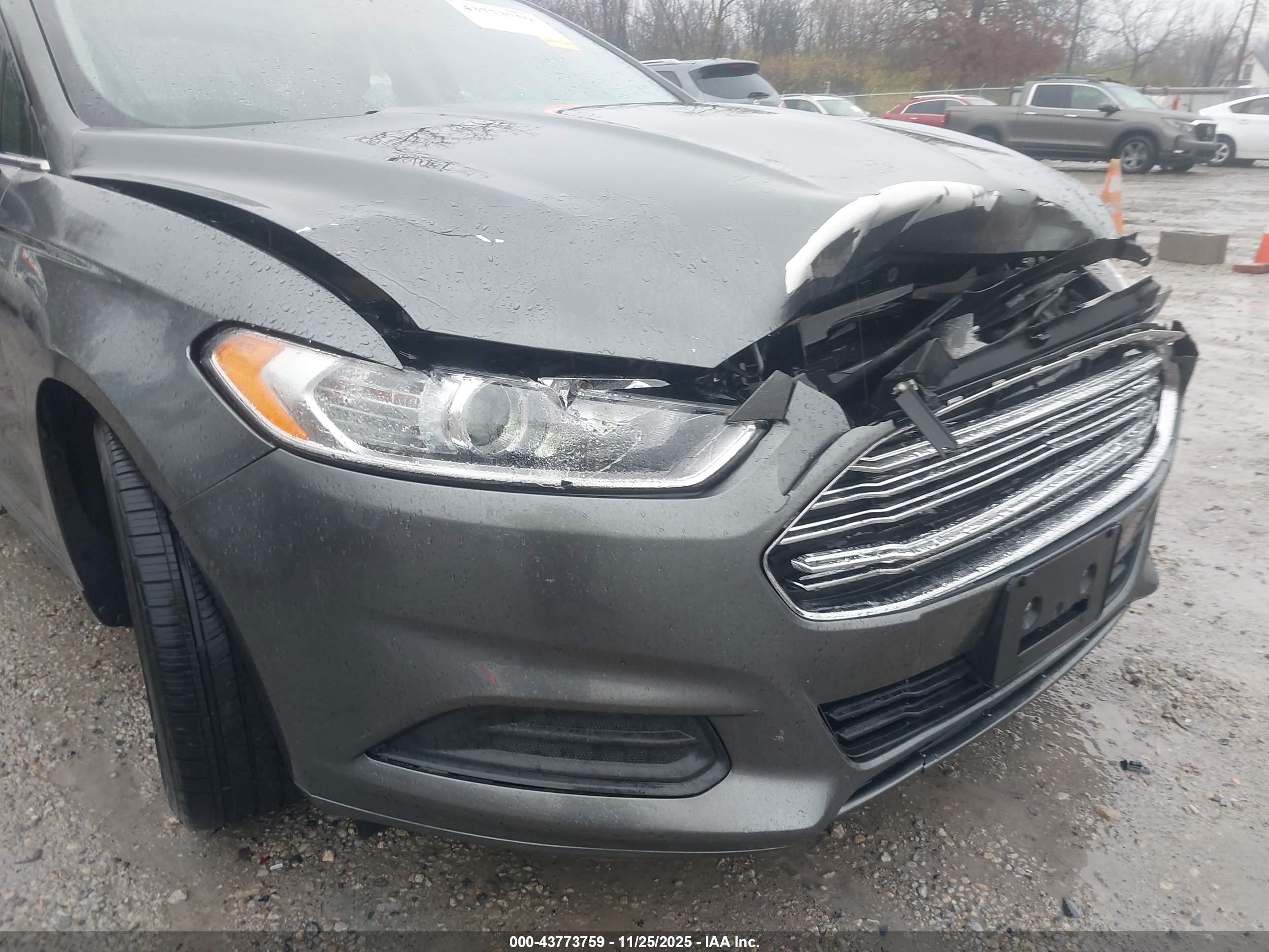 FORD FUSION image 6