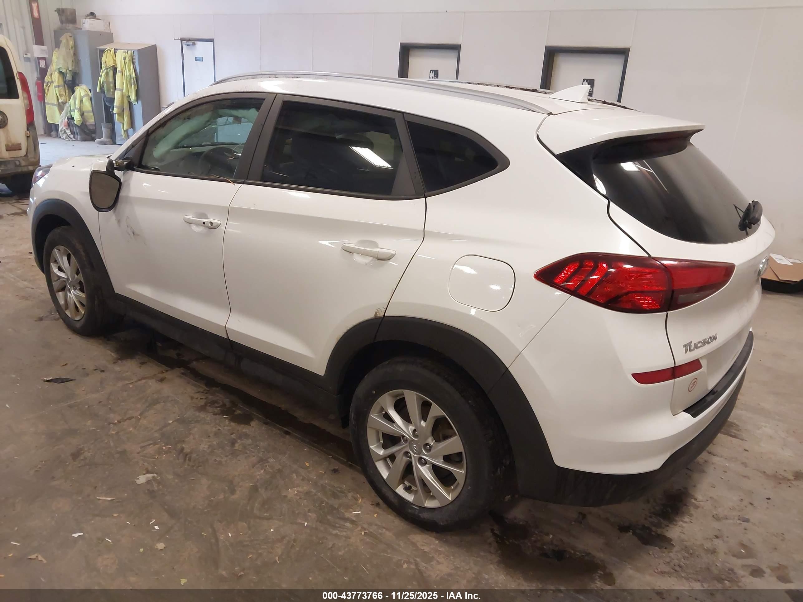 HYUNDAI TUCSON image 3