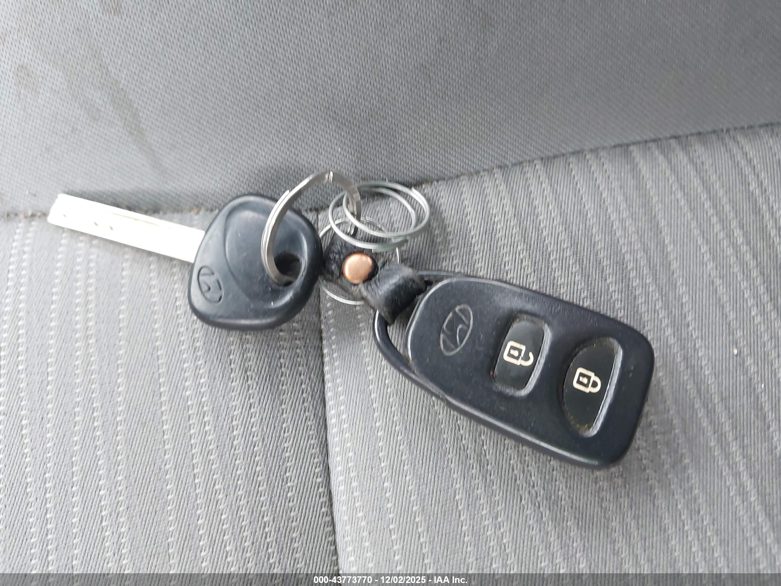 HYUNDAI ACCENT image 11