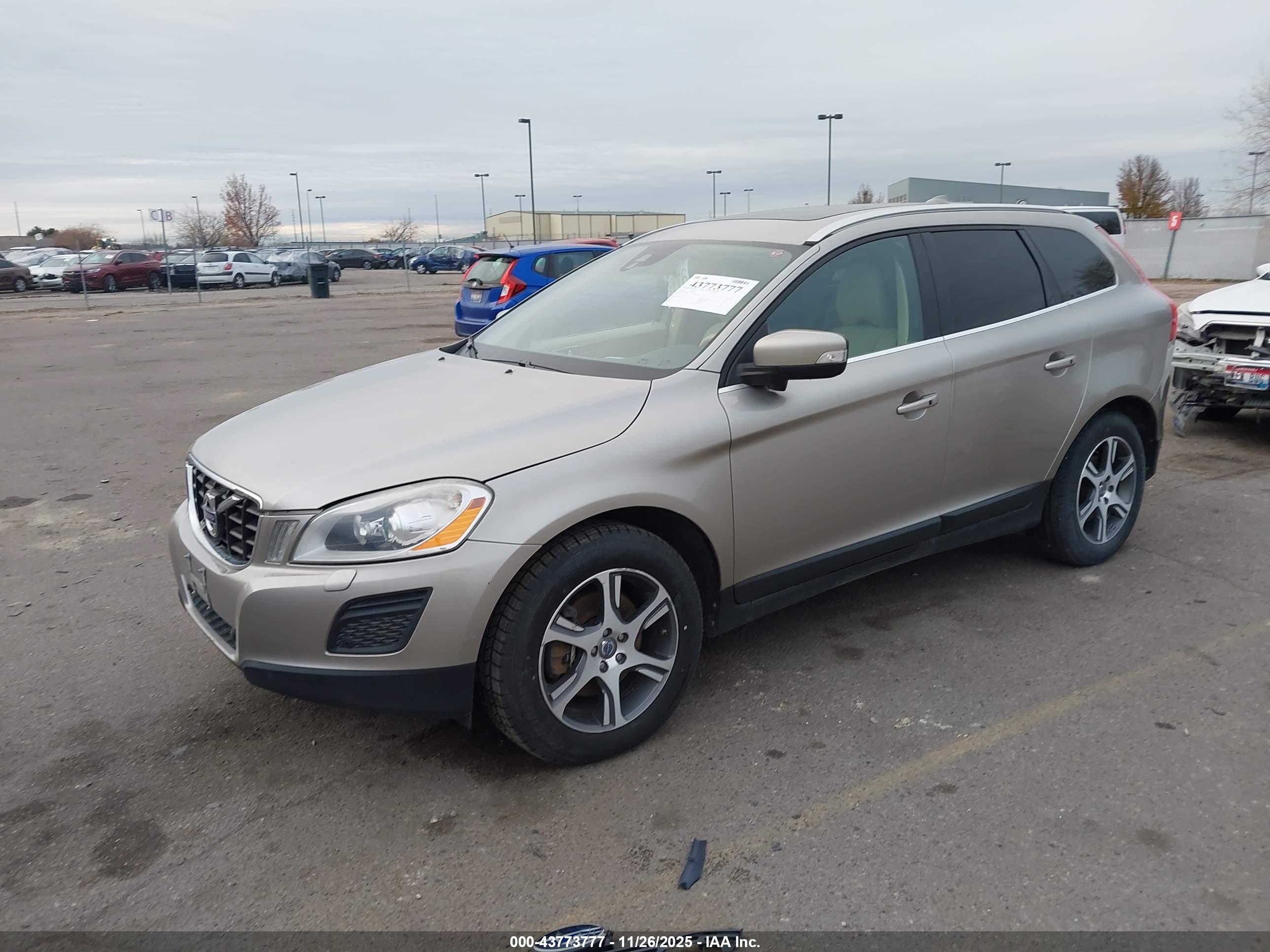 VOLVO XC60 image 2