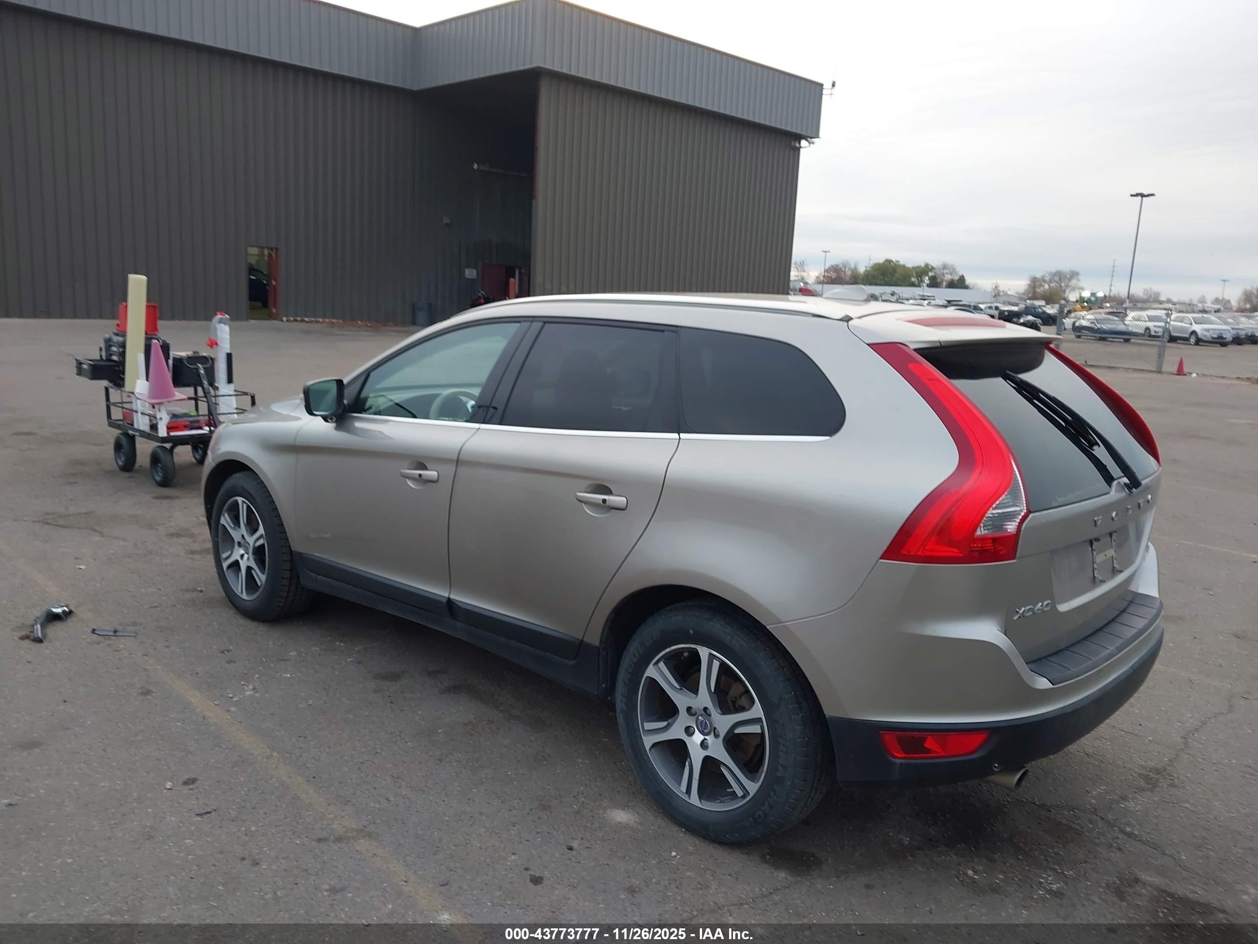 VOLVO XC60 image 3