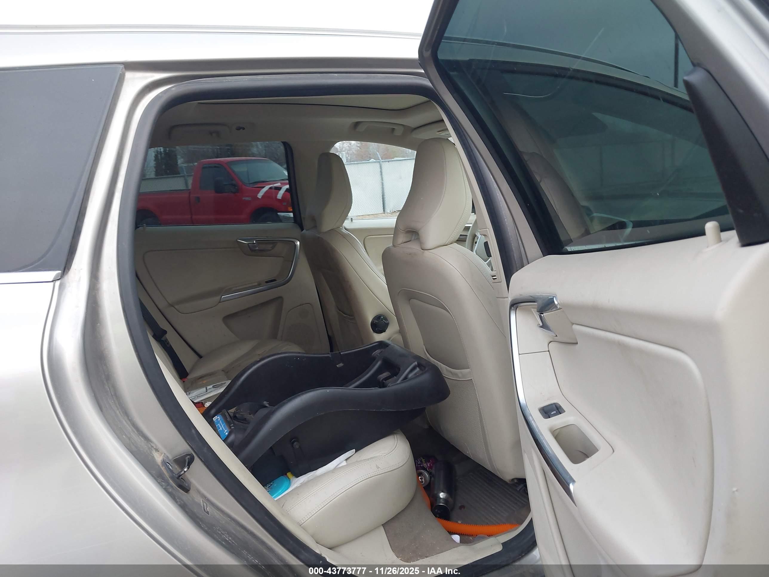 VOLVO XC60 image 8