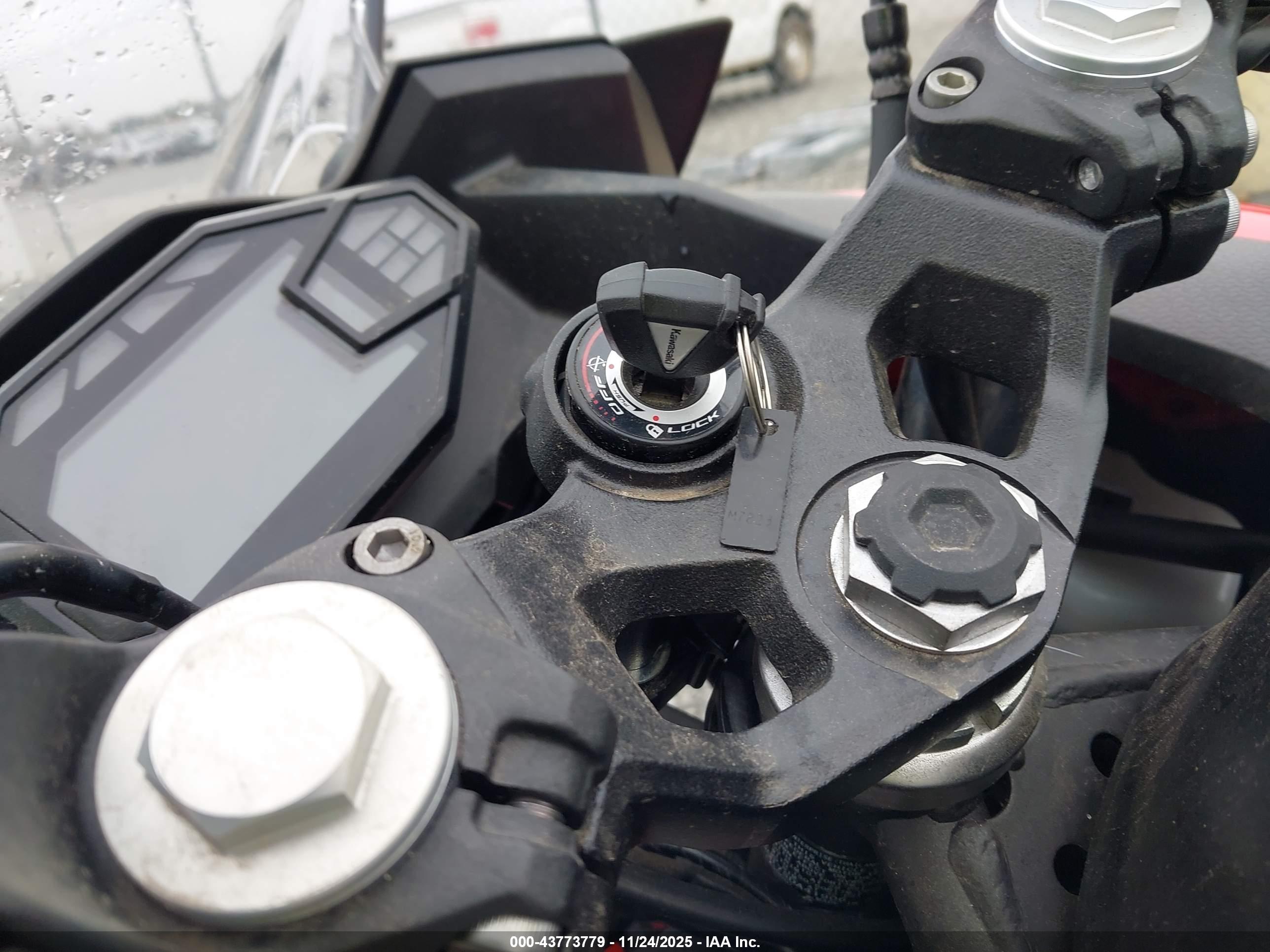 KAWASAKI EX500 image 11