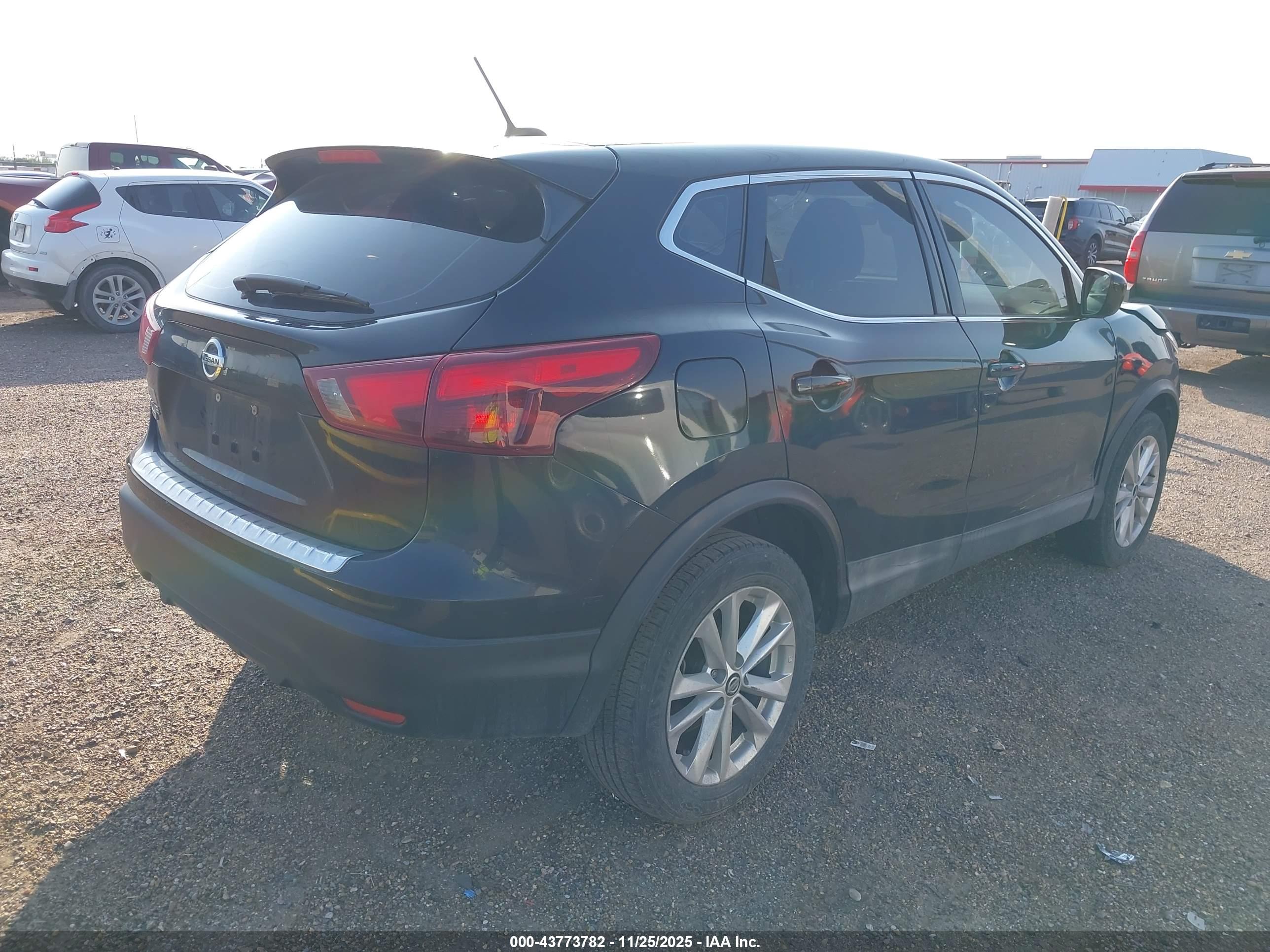 NISSAN ROGUE image 4
