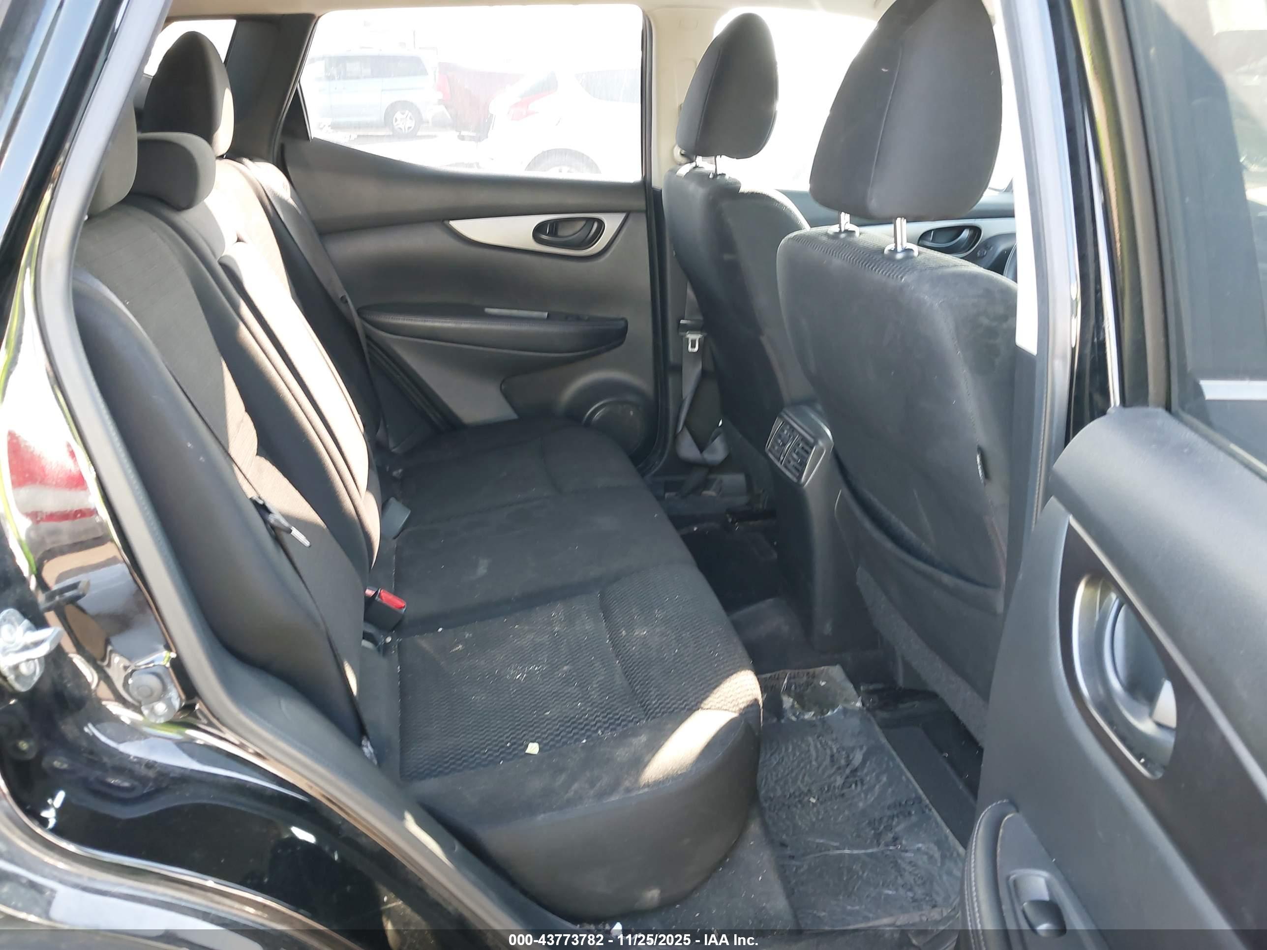 NISSAN ROGUE image 8