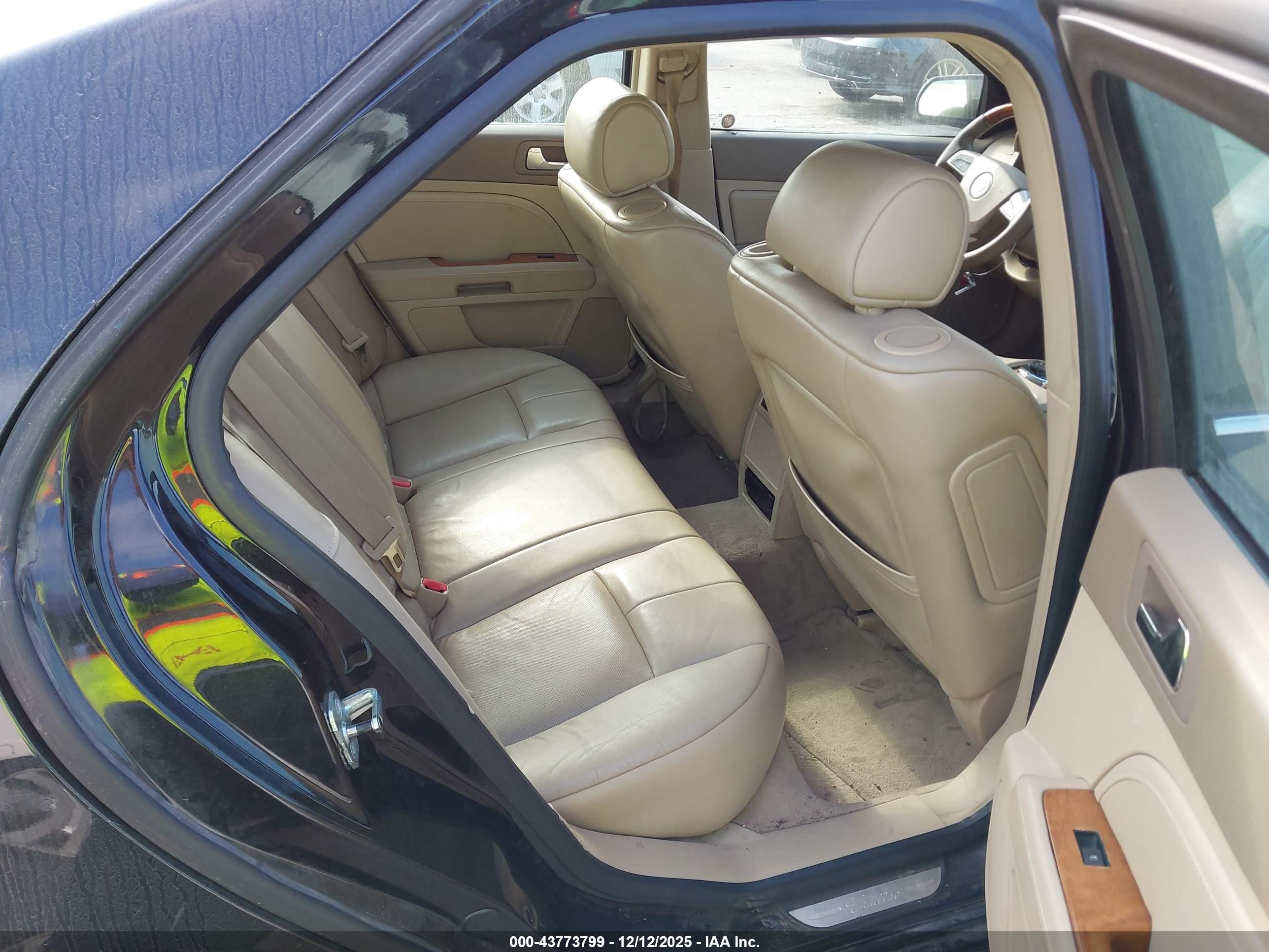 CADILLAC STS image 8