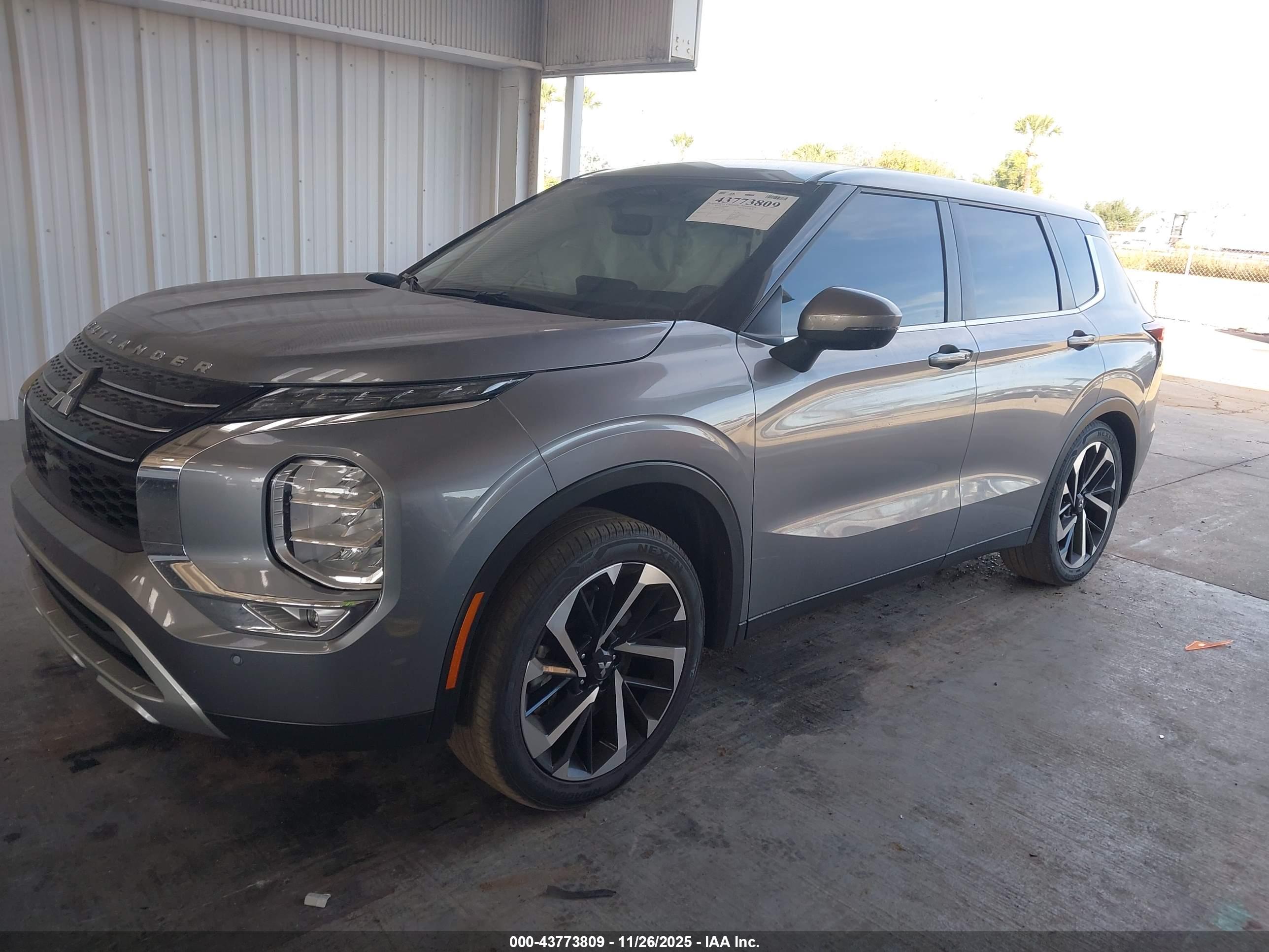 MITSUBISHI OUTLANDER image 2
