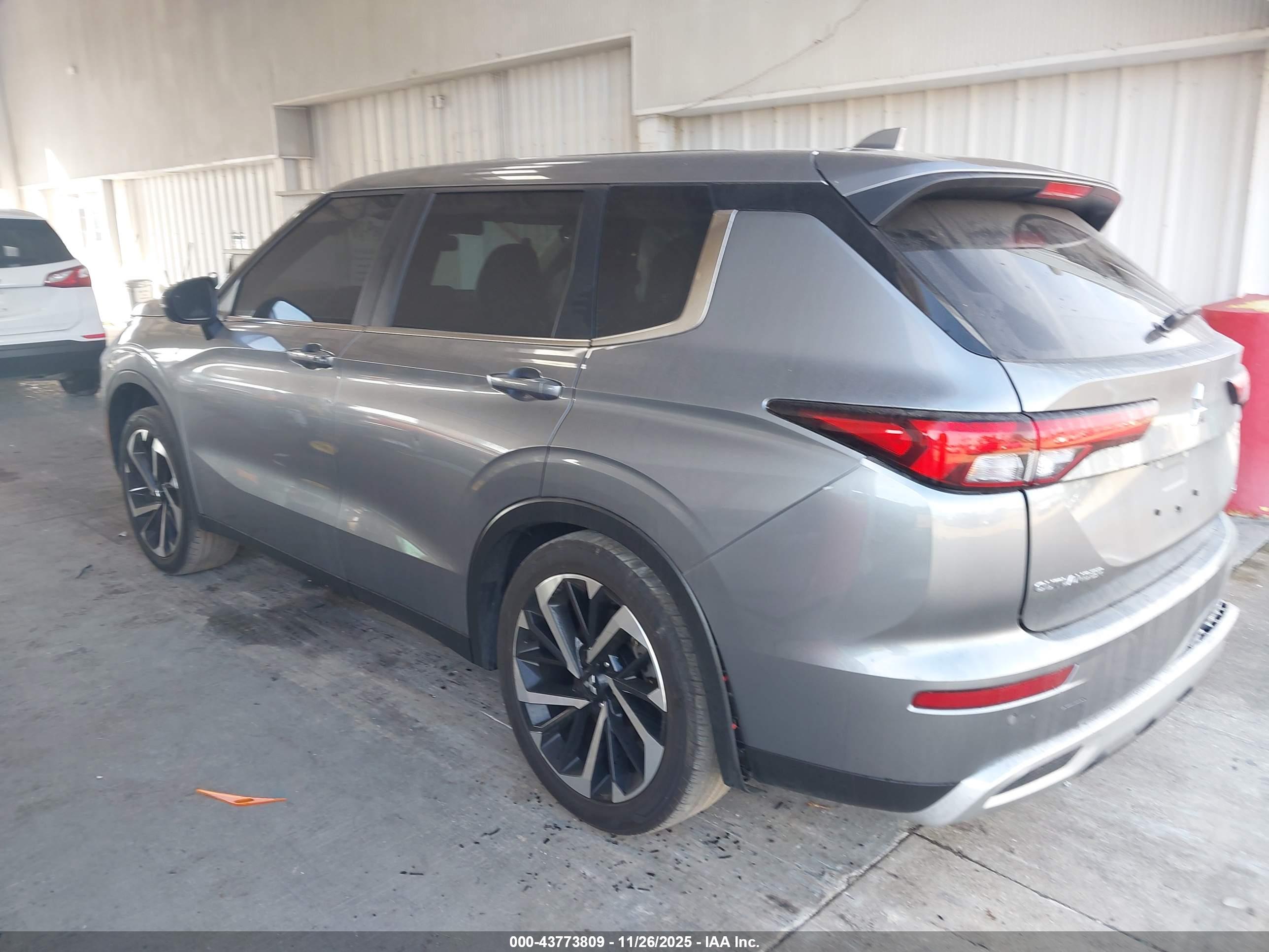 MITSUBISHI OUTLANDER image 3