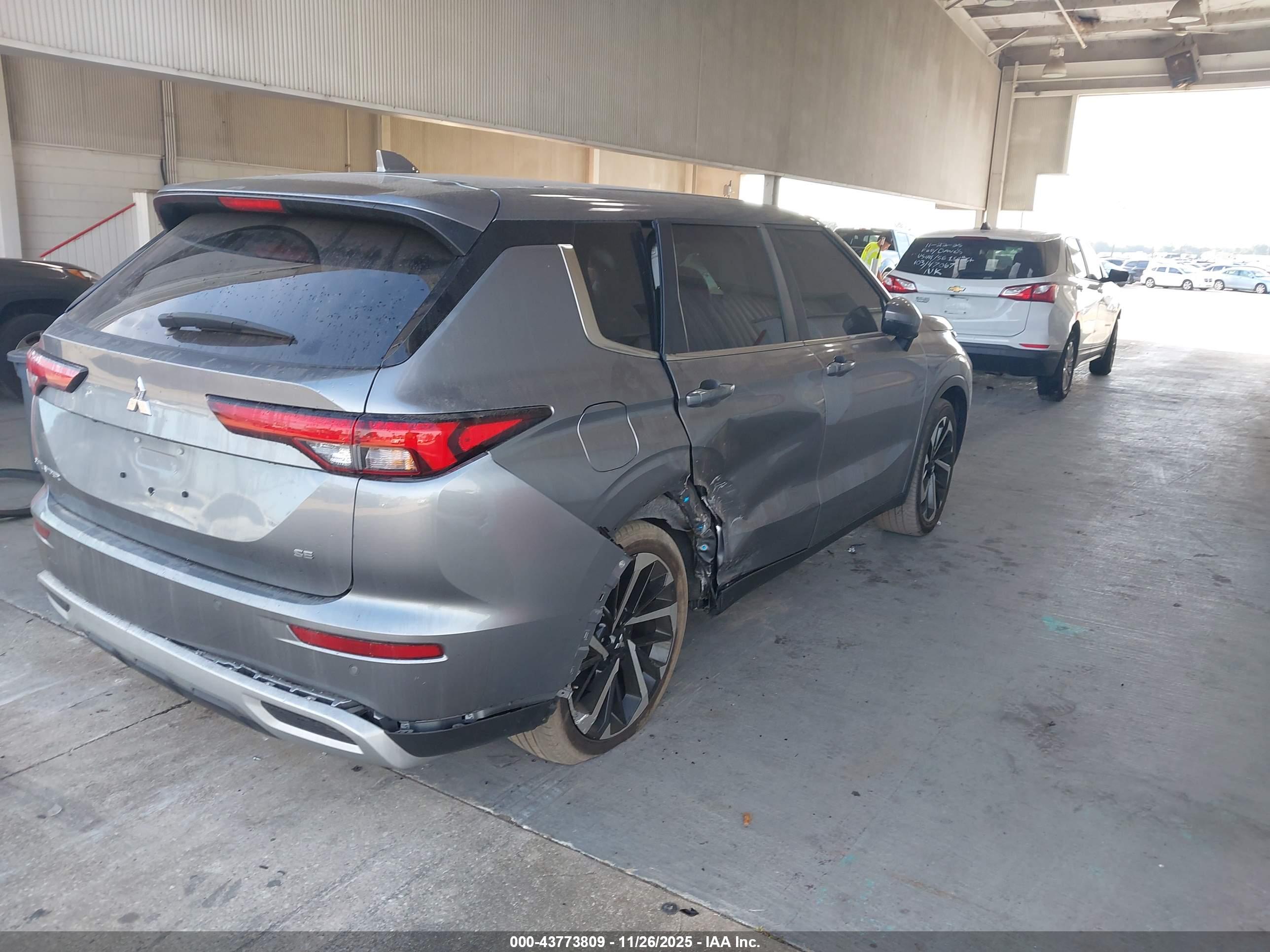 MITSUBISHI OUTLANDER image 4