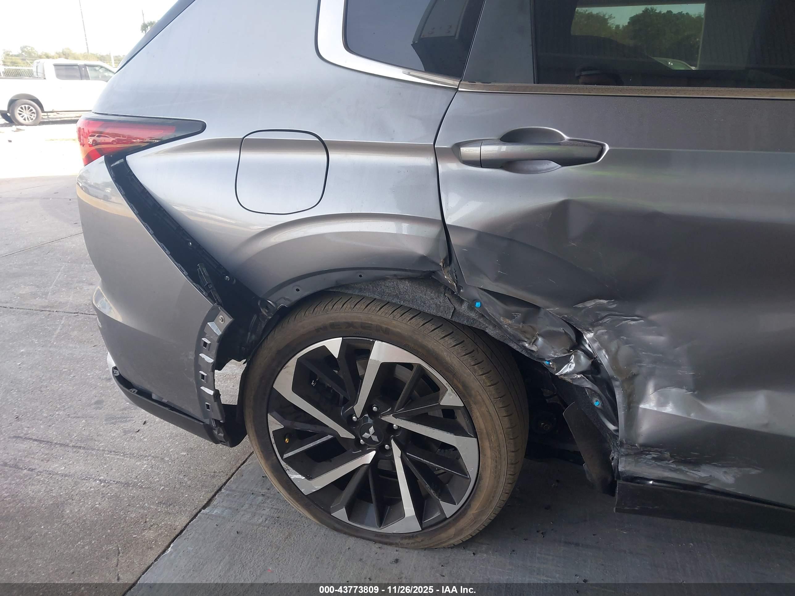 MITSUBISHI OUTLANDER image 6
