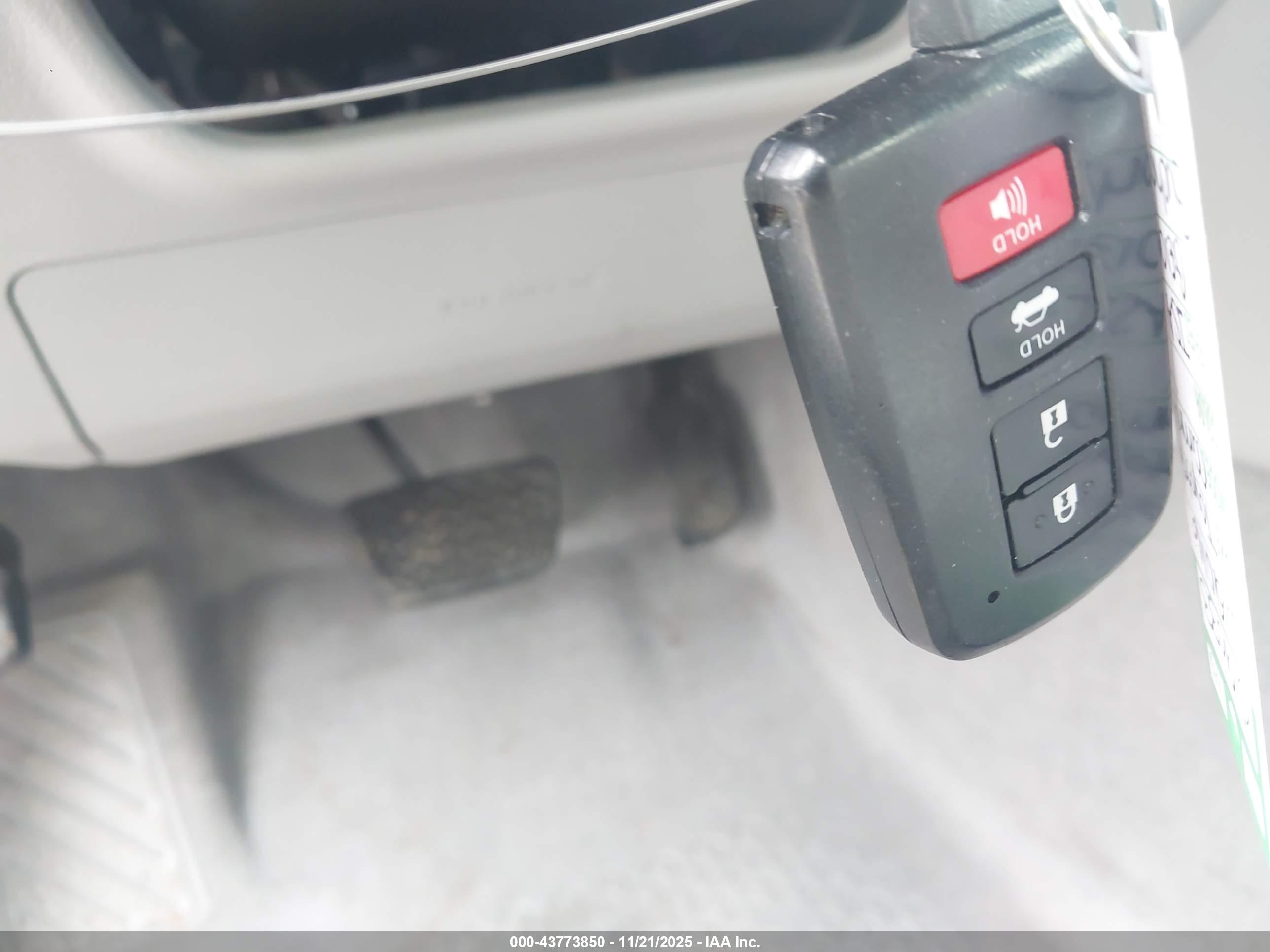 TOYOTA CAMRY image 11
