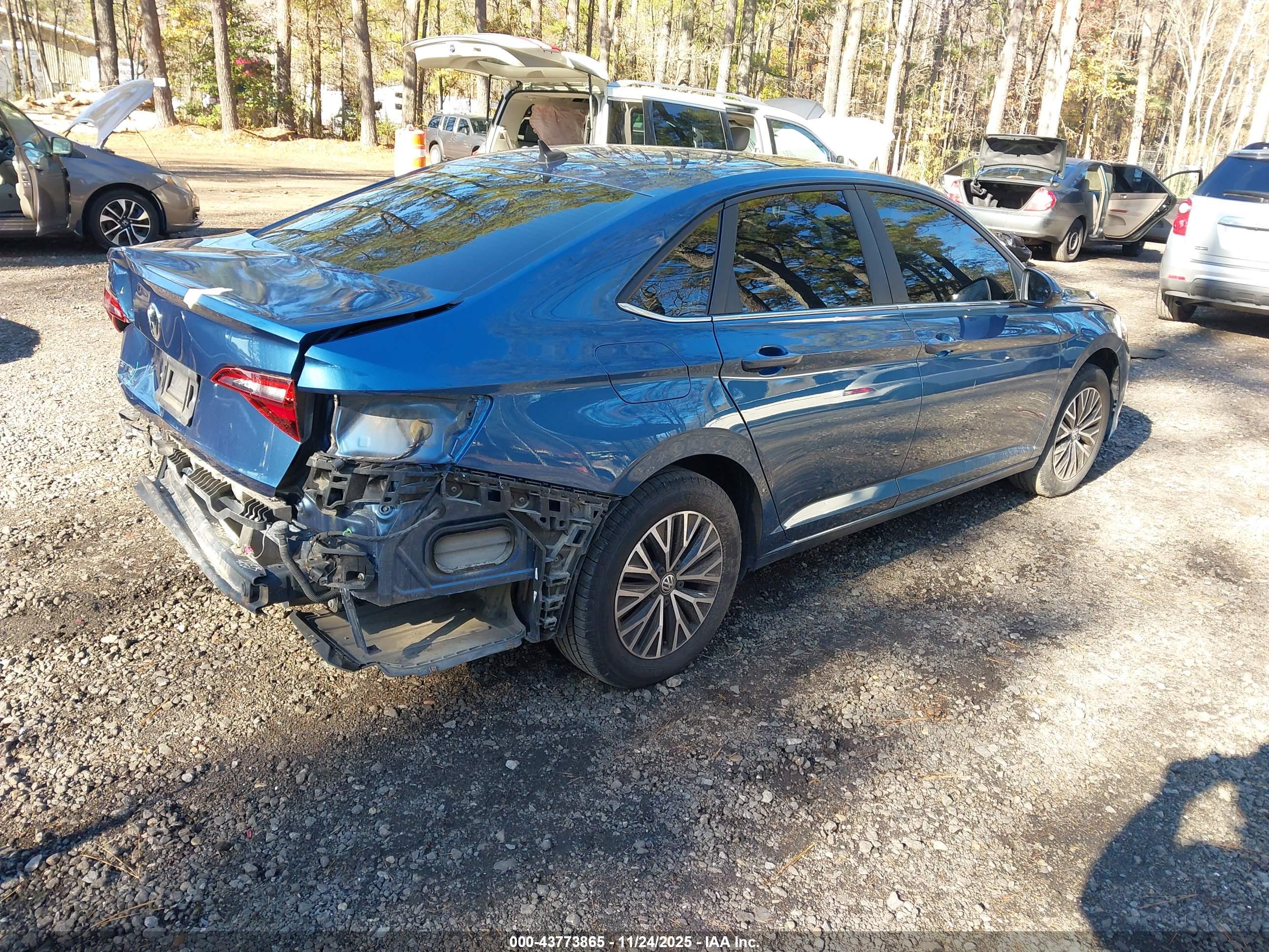 VOLKSWAGEN JETTA image 4