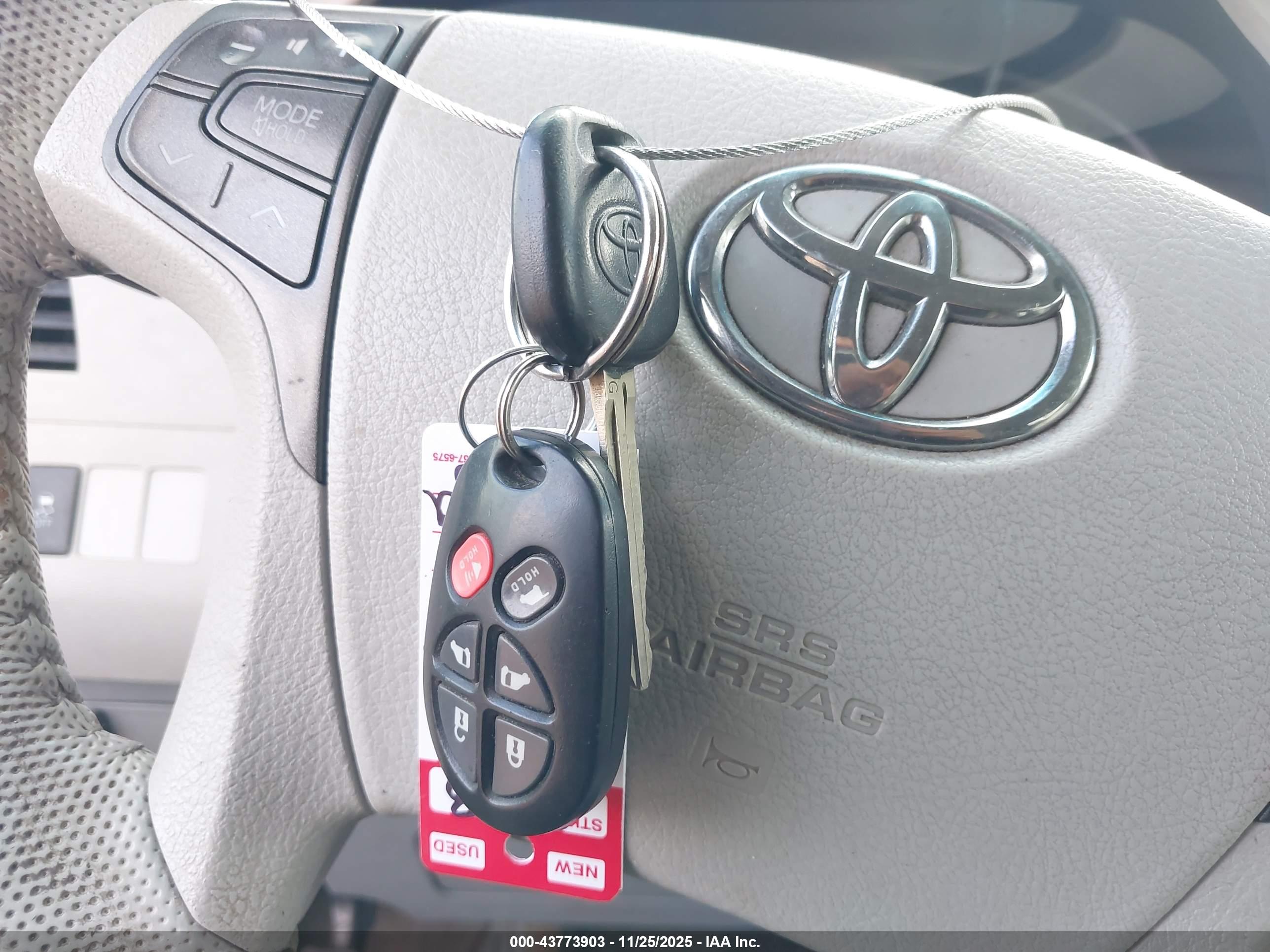 TOYOTA SIENNA image 11